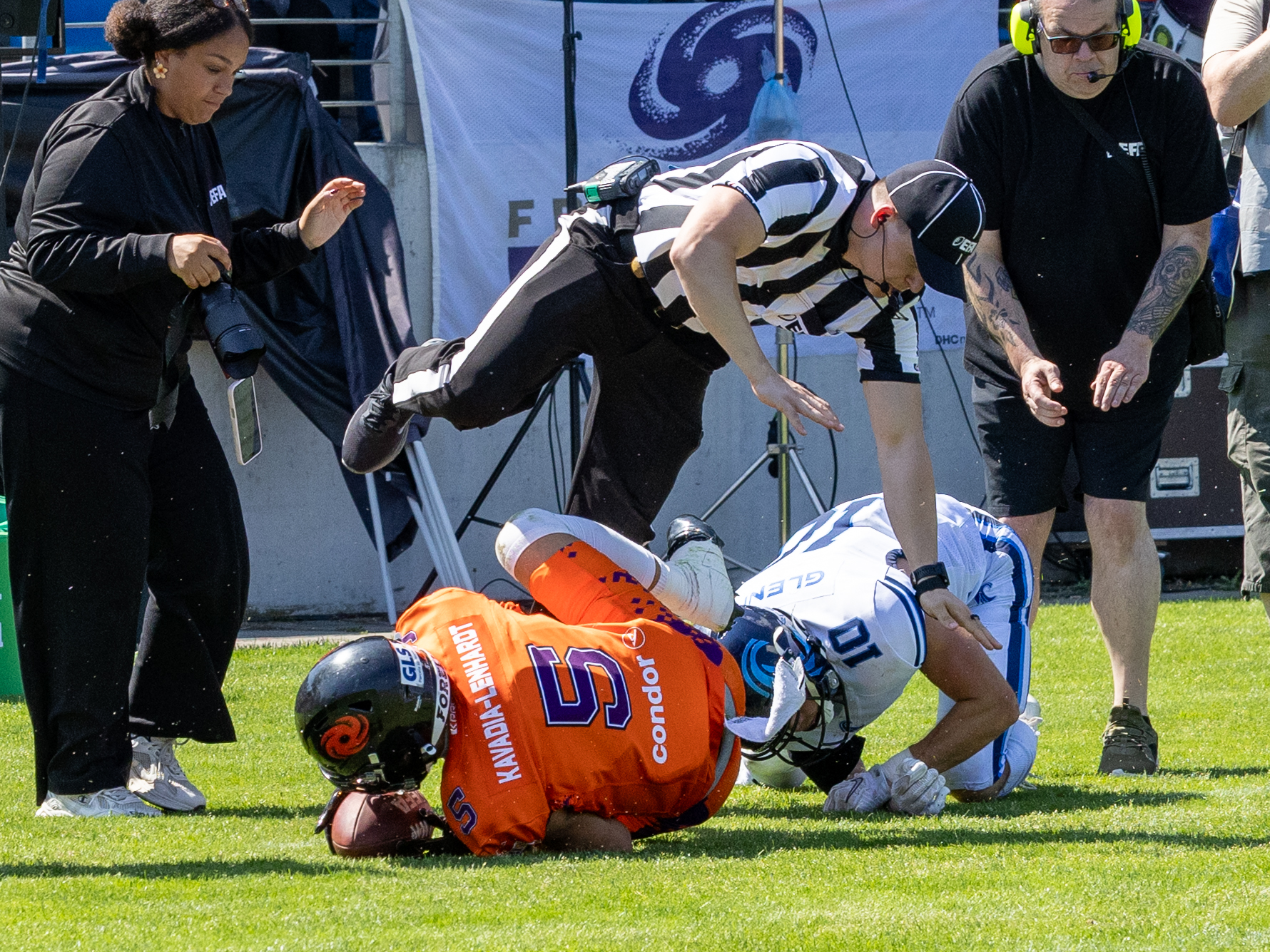 #5 Paul Kavadia-Lenhardt (Wide Receiver) – Frankfurt Galaxy komplette pass out from the field. #10 Luke Glenna (Defensive Back) – Nordic Storm no chance to tackle.