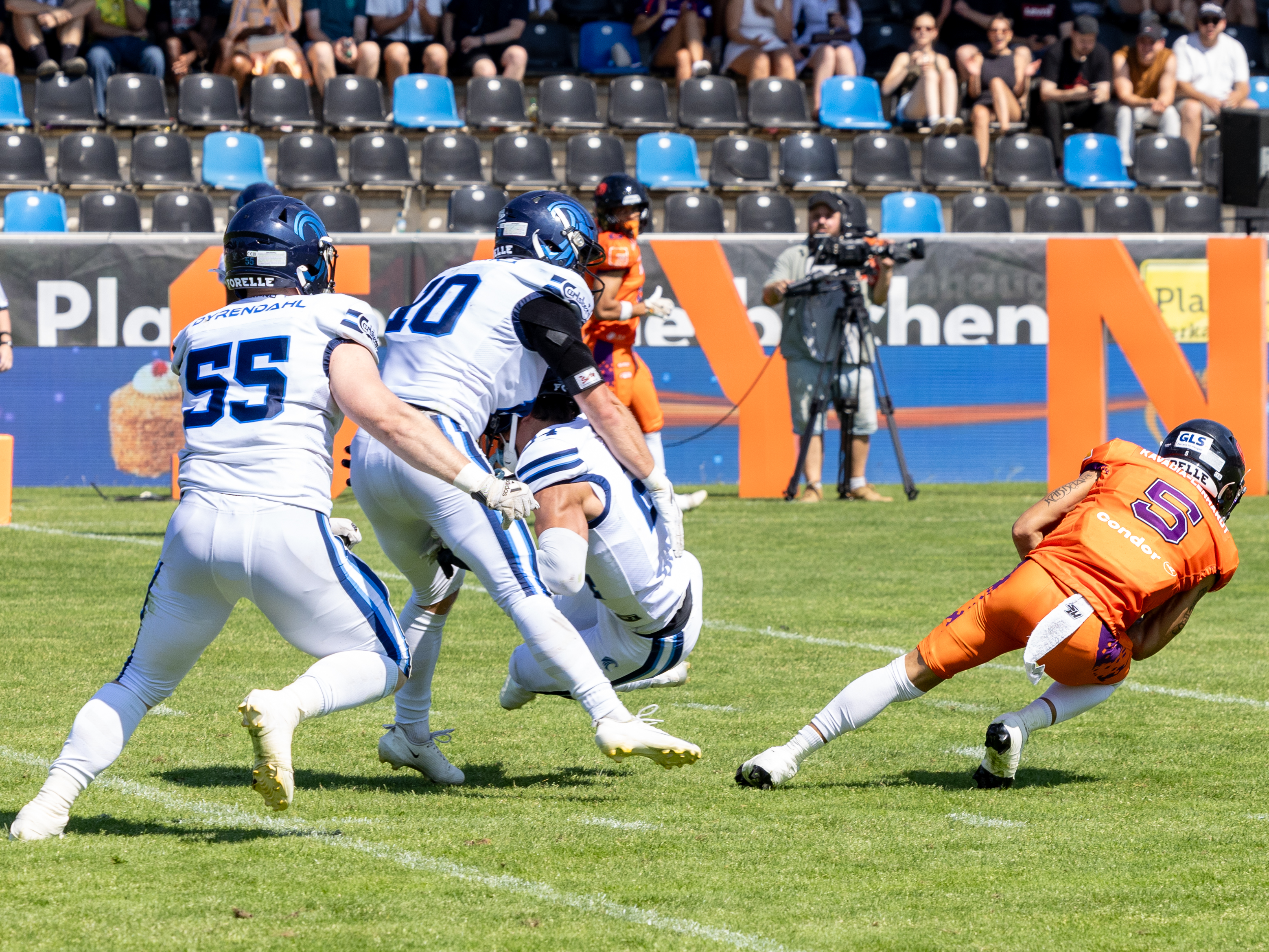 #5 Paul Kavadia-Lenhardt (Wide Receiver) – Frankfurt Galaxy run with the ball.