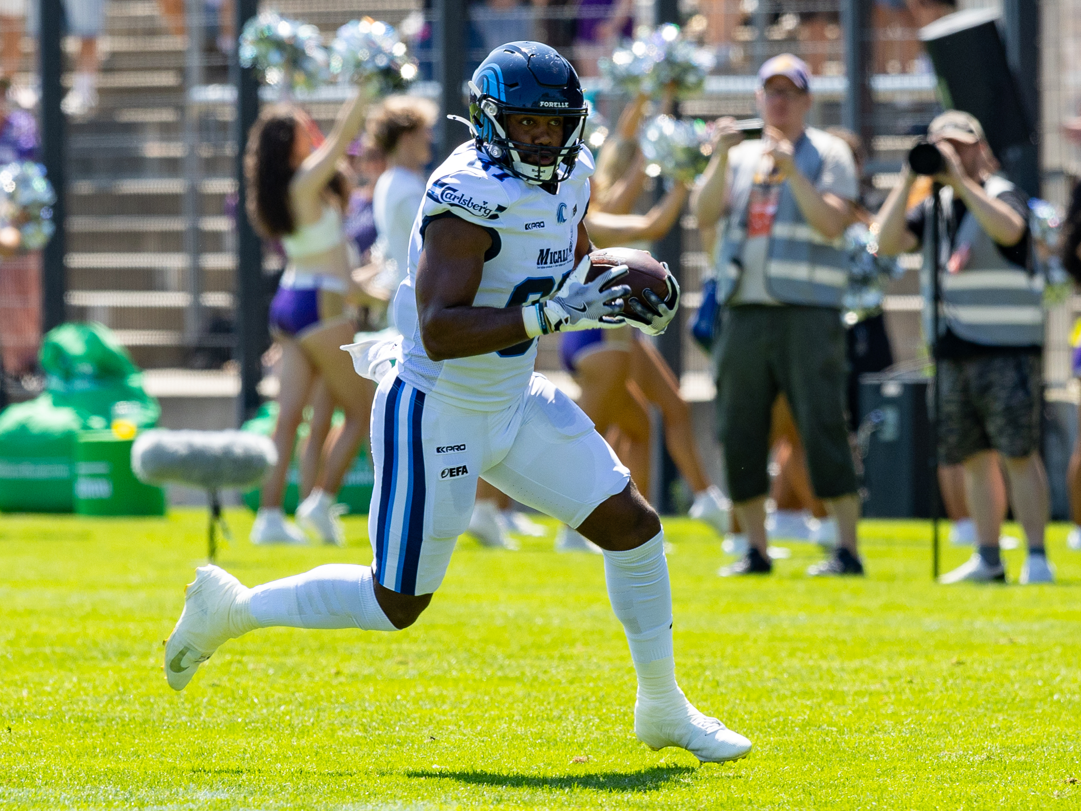 #87 Roberto Miranda (Tight End) – Nordic Storm run with the ball.