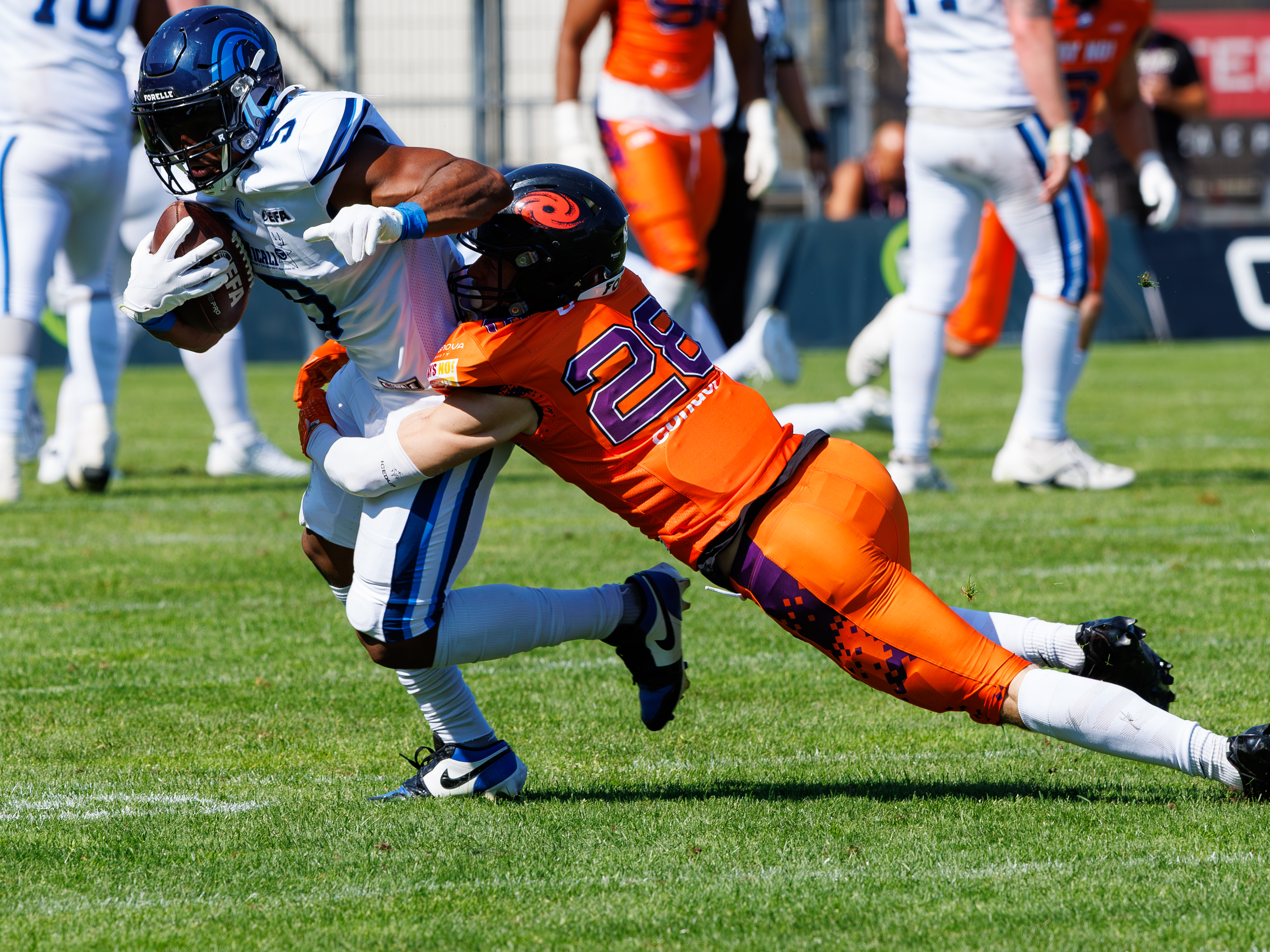 #28 Simon Otto (Defensive Back) – Frankfurt Galaxy tackle #5 Edvin Almeida (Wide Receiver) – Nordic Storm