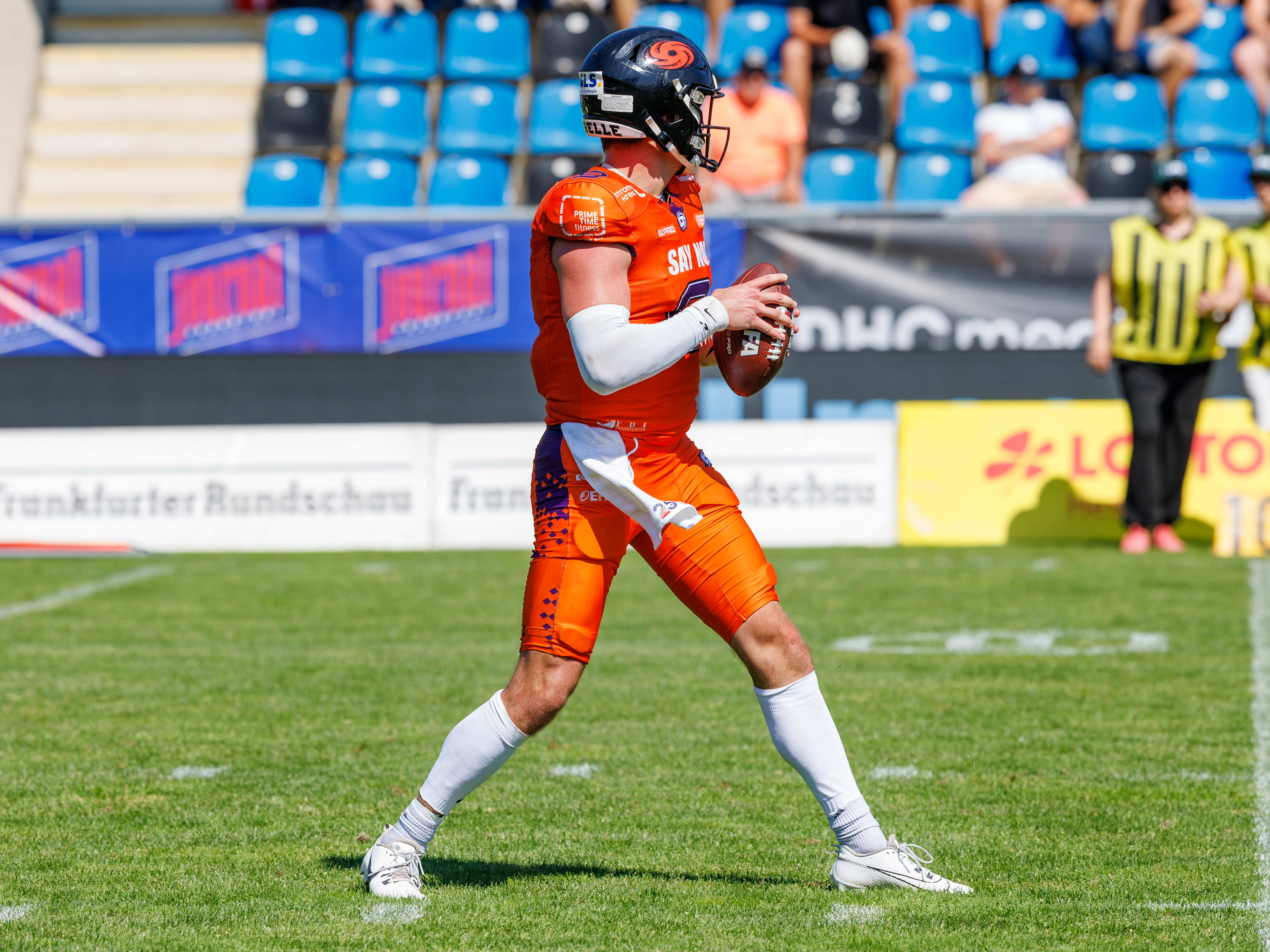 #9 Zach Calzada (Quarterback) – Frankfurt Galaxy search a target to pass the ball