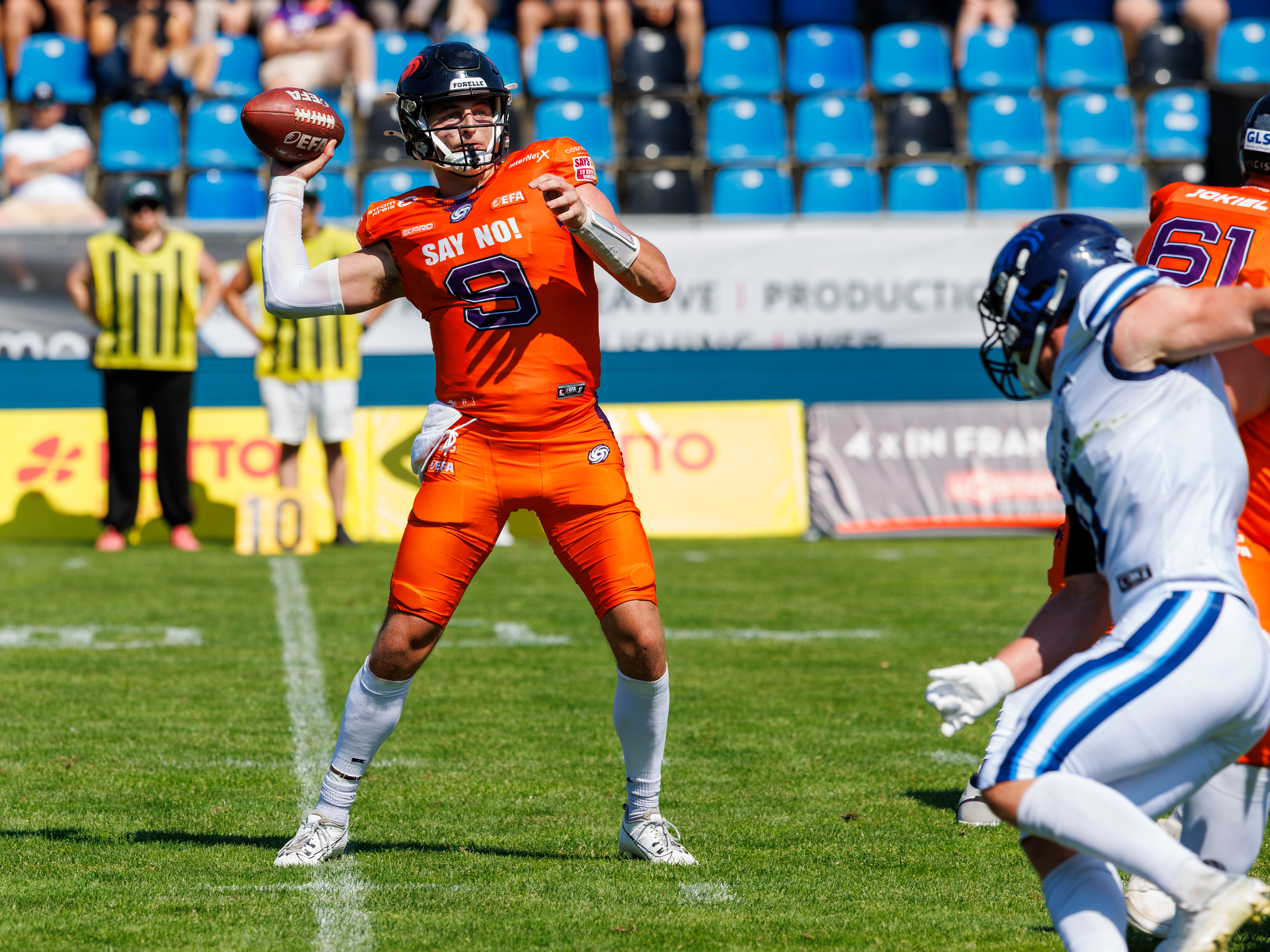 #9 Zach Calzada (Quarterback) – Frankfurt Galaxy search a target to pass the ball