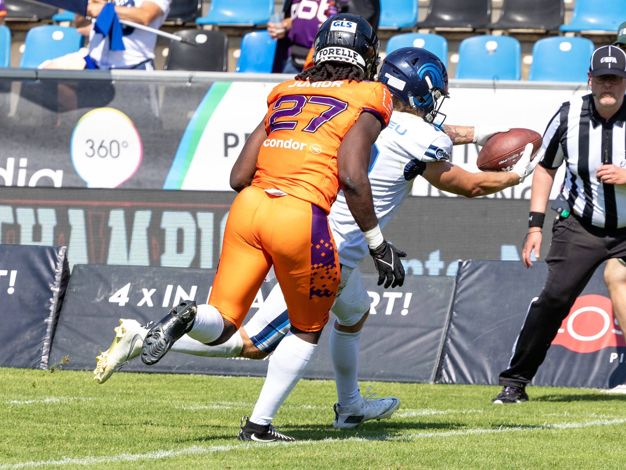 #27 Rabbi Junior (Defensive Back) – Frankfurt Galaxy no chance for tackle. #19 Brendan Beaulieu (Wide Receiver) – Nordic Storm with the touchdown.