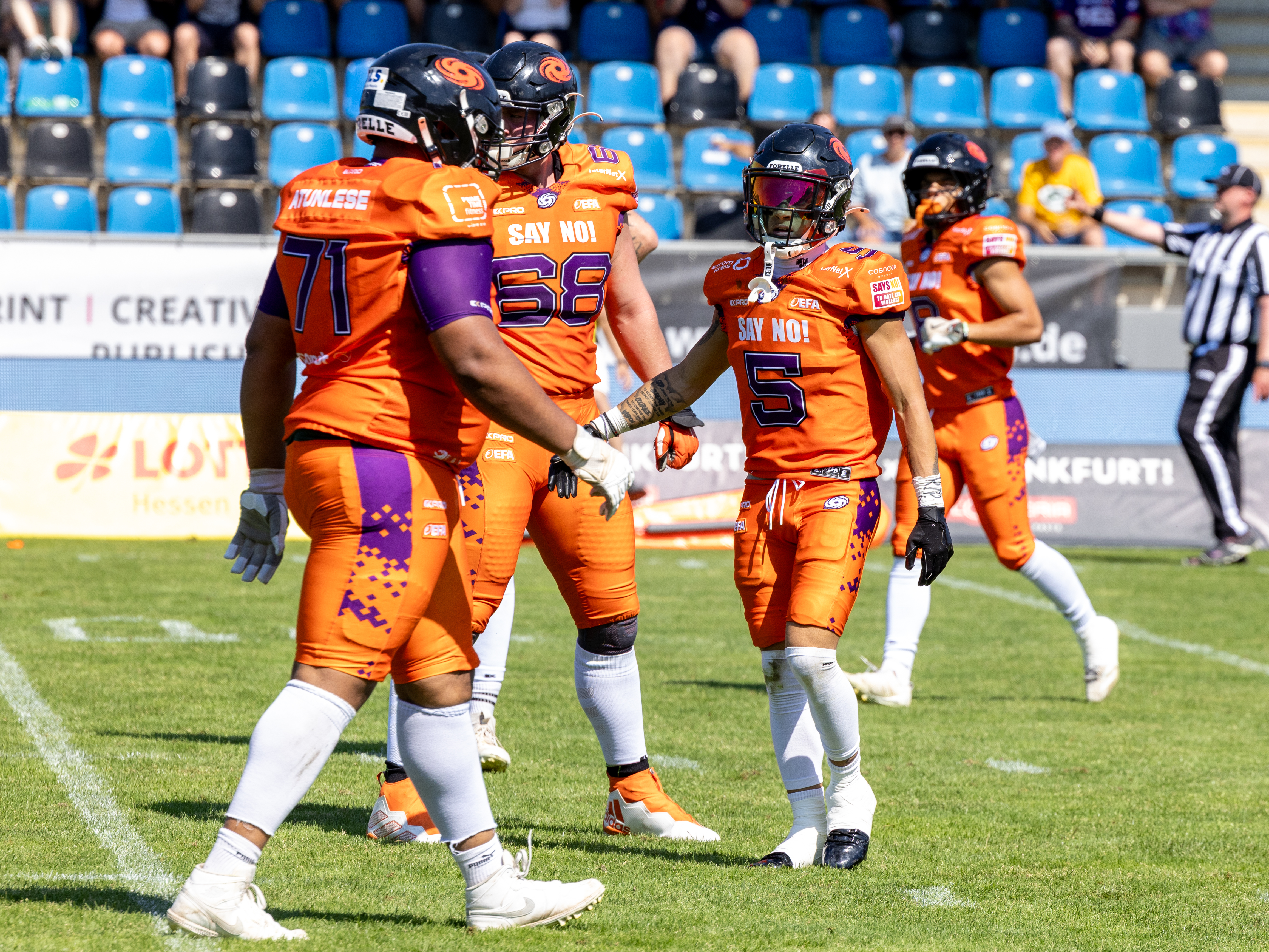 #71 Frank Atunlese (Offensive Tackle) – Frankfurt Galaxy and #5 Paul Kavadia-Lenhardt (Wide Receiver) – Frankfurt Galaxy celebration.