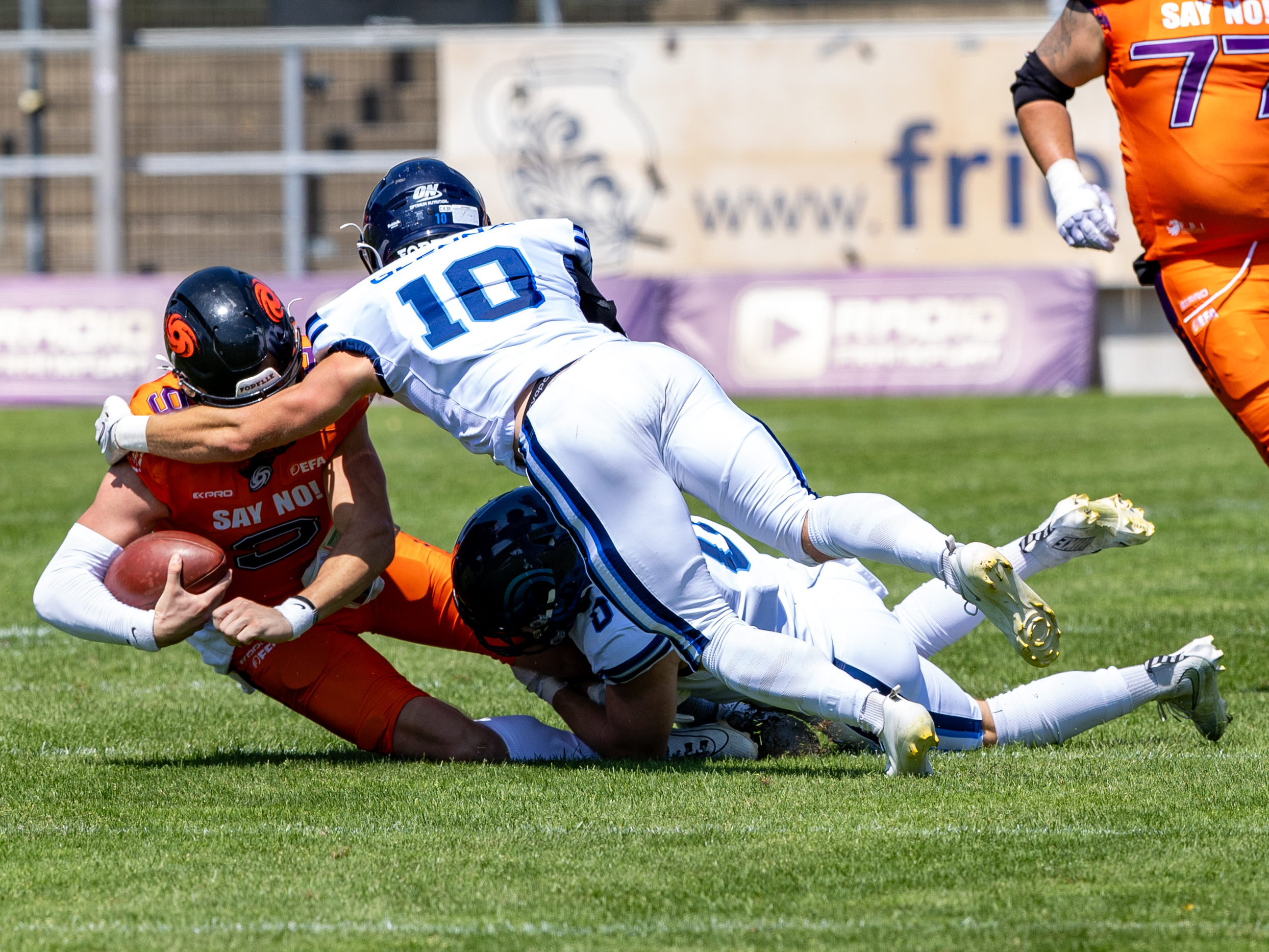 #10 Luke Glenna (Defensive Back) – Nordic Storm tackle #9 Zach Calzada (Quarterback) – Frankfurt Galaxy