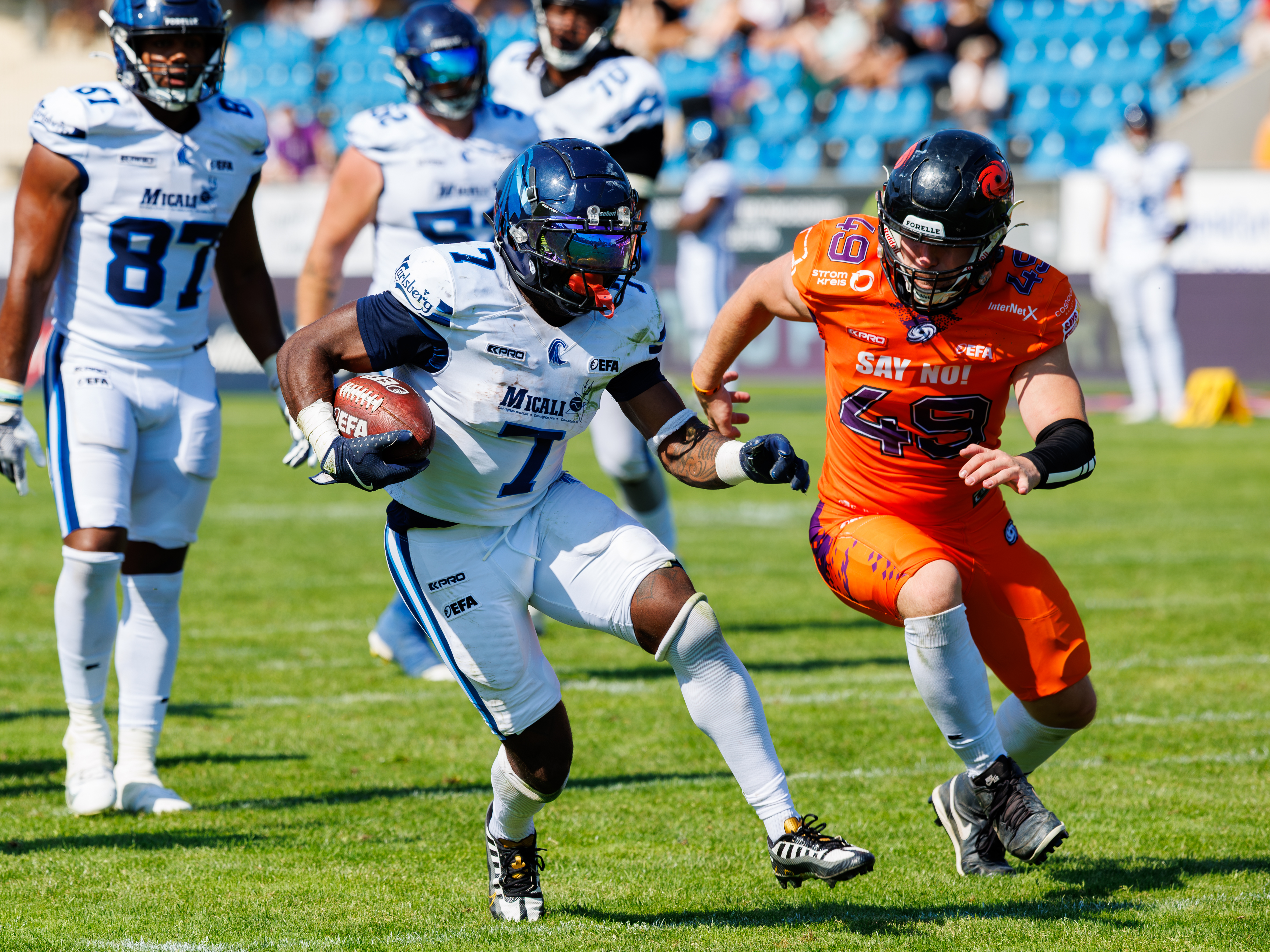 #7 Glen Toonga (Running Back) – Nordic Storm run with the ball in the endzone. #49 Tim Steins (Linebacker) – Frankfurt Galaxy follow him.