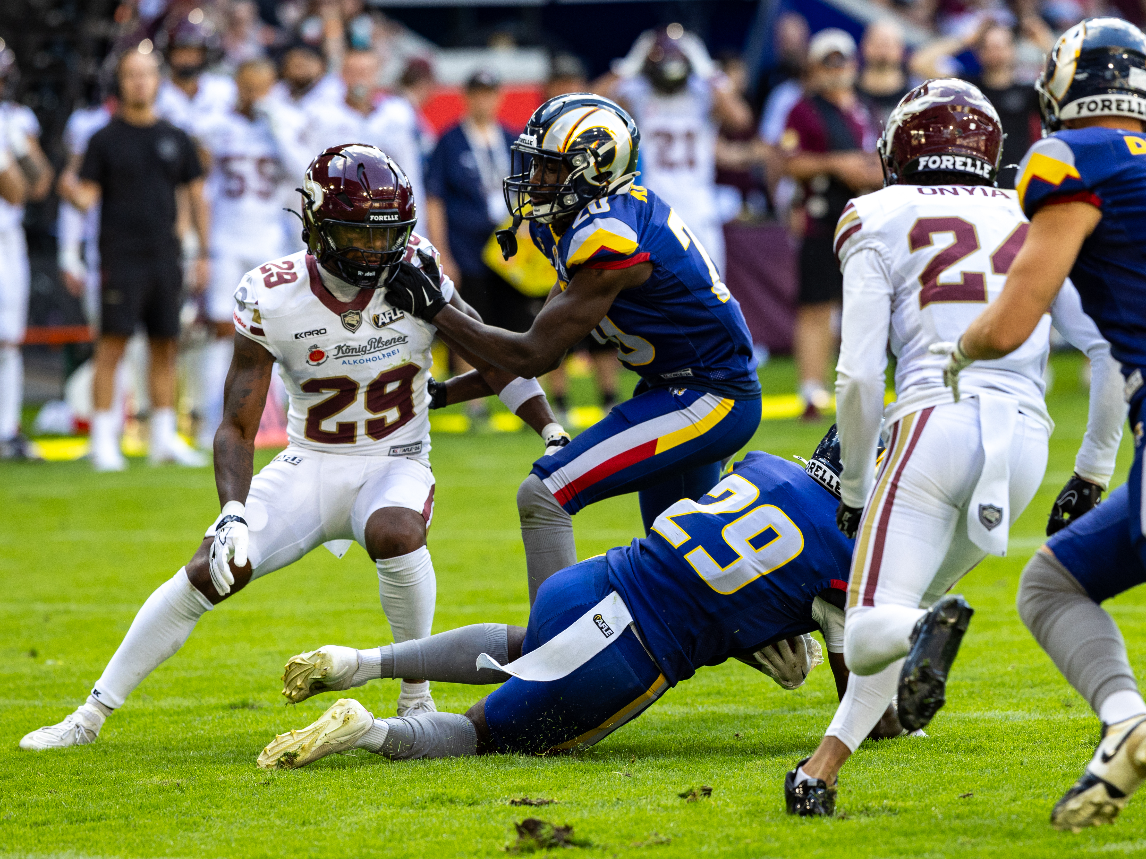 #29 Lionel Bangala (Running Back) – Alpine Rams run with the ball in the Block from Rhein Fire.
