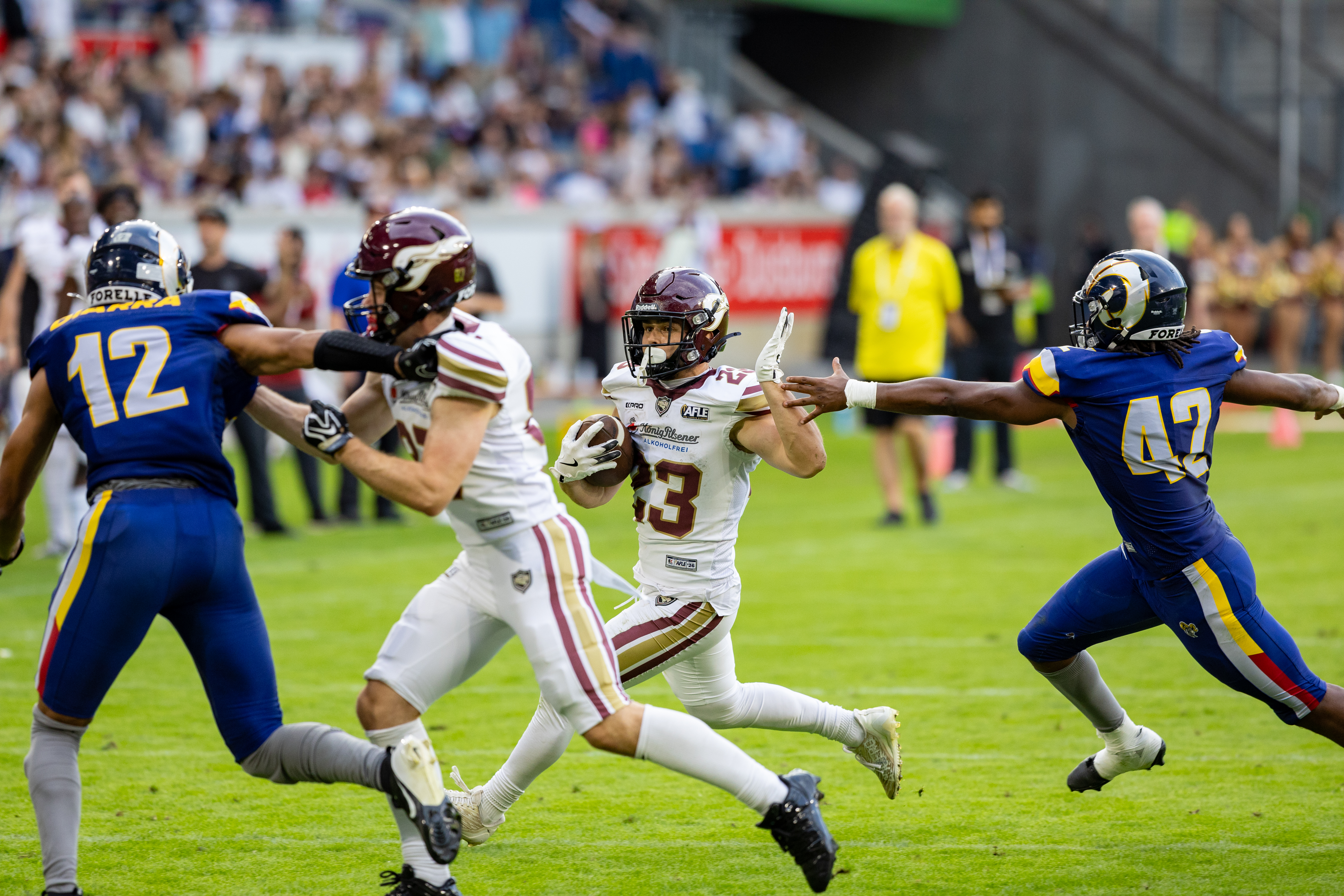 Stiefarm from #23 Sergej Kendus (Running Back) – Rhein Fire to #42 Lucas Tavares (Linebacker) – Alpine Rams