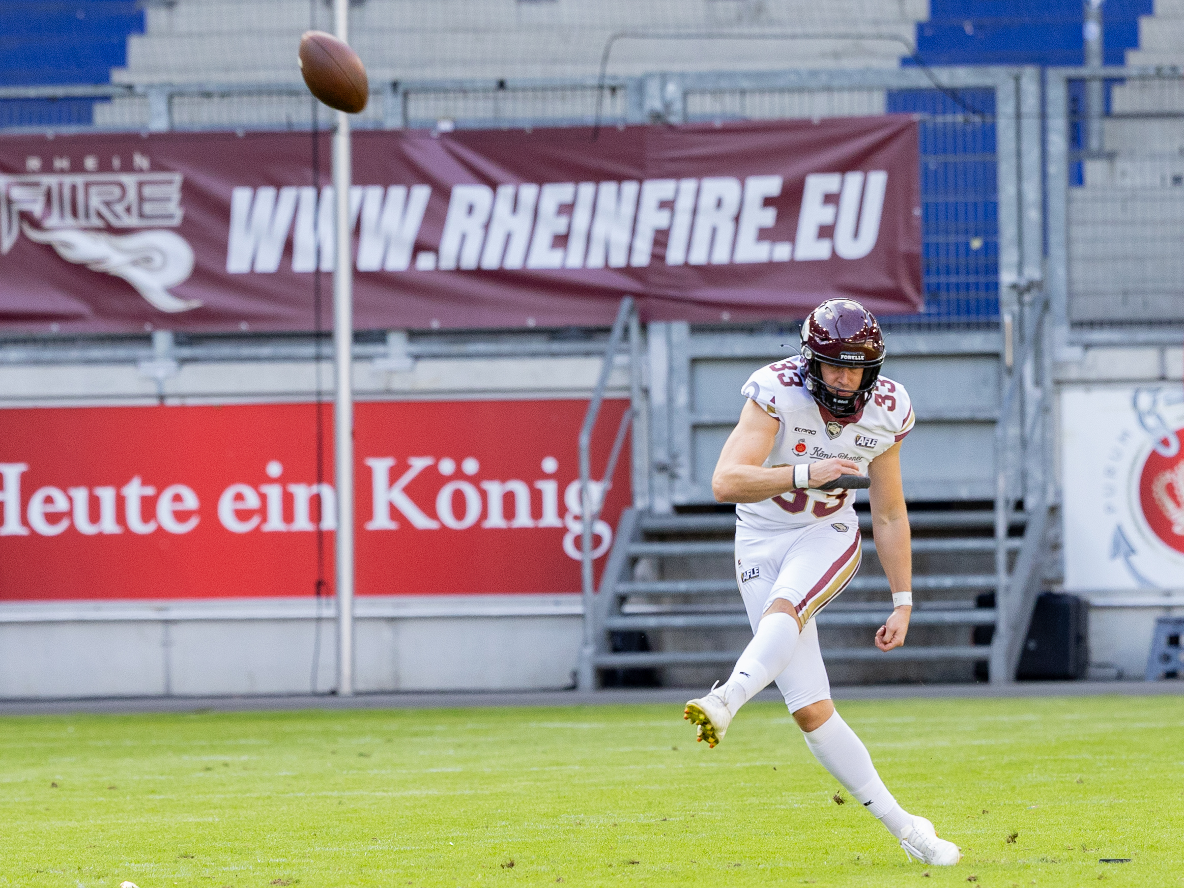 Kick off from #33 Sebastian van Santen (Kicker) – Rhein Fire