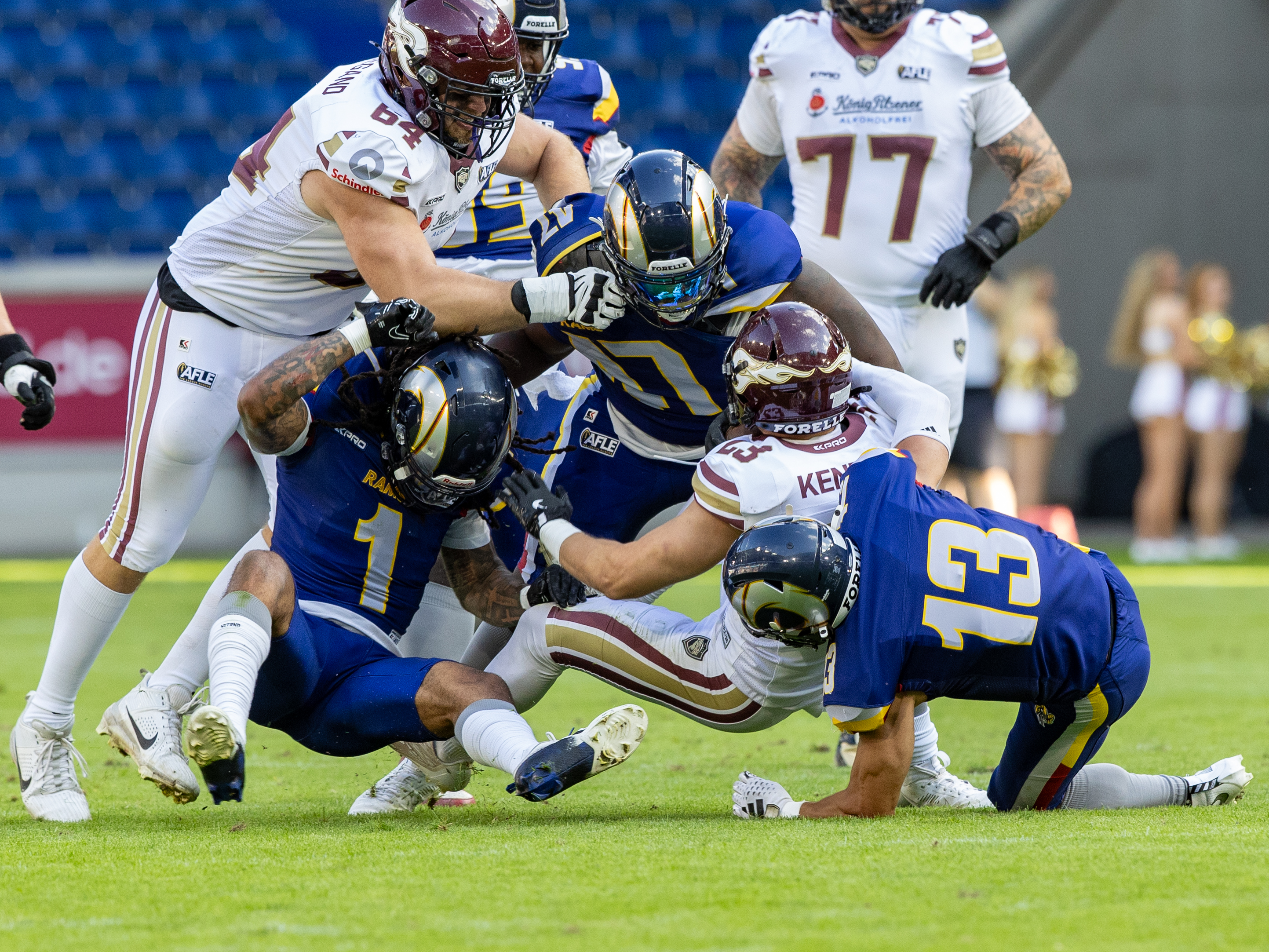 #13 Oluwaferanmi Okunlola (Cornerback) – Alpine Rams tackle #23 Sergej Kendus (Running Back) – Rhein Fire