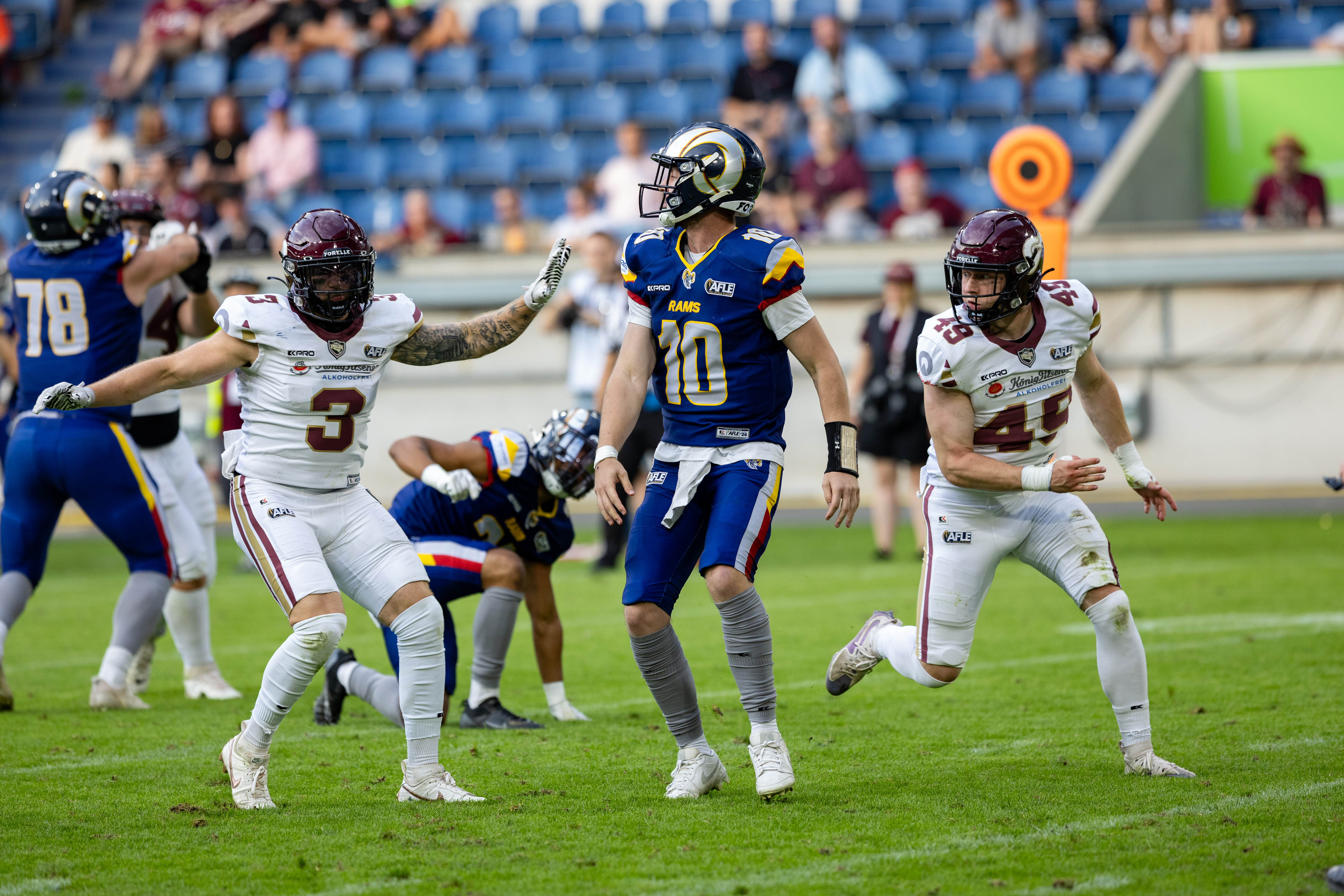 #10 Seth Morgan (Quarterback) – Alpine Rams play the ball. #3 Lennart Weitz (Linebacker) – Rhein Fire and #49 Felix Födinger (Linebacker) – Rhein Fire to late for a sack.