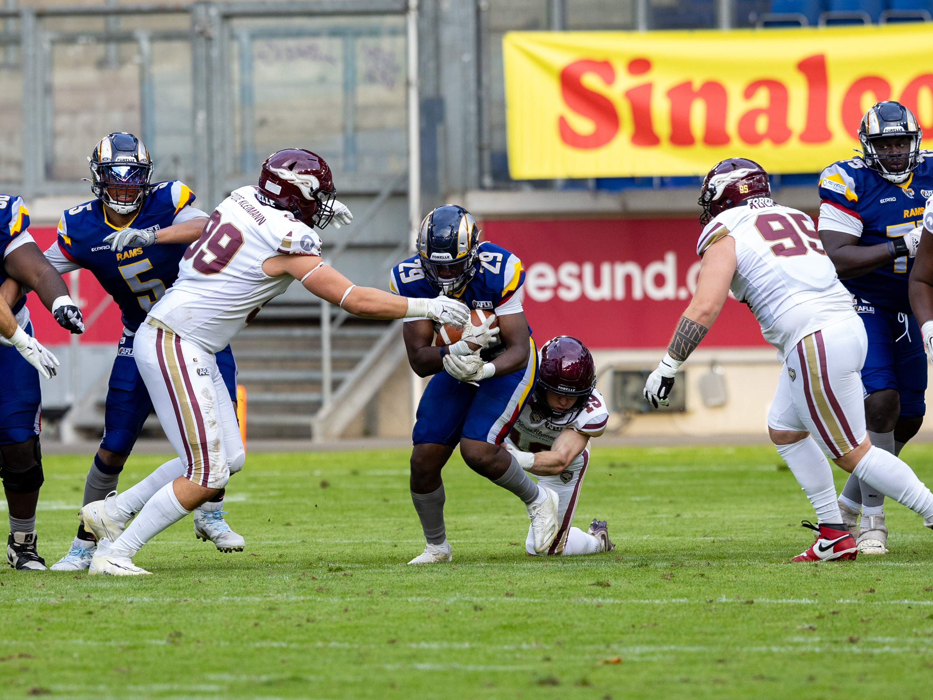 #49 Felix Födinger (Linebacker) – Rhein Fire tackle #29 Lionel Bangala (Running Back) – Alpine Rams