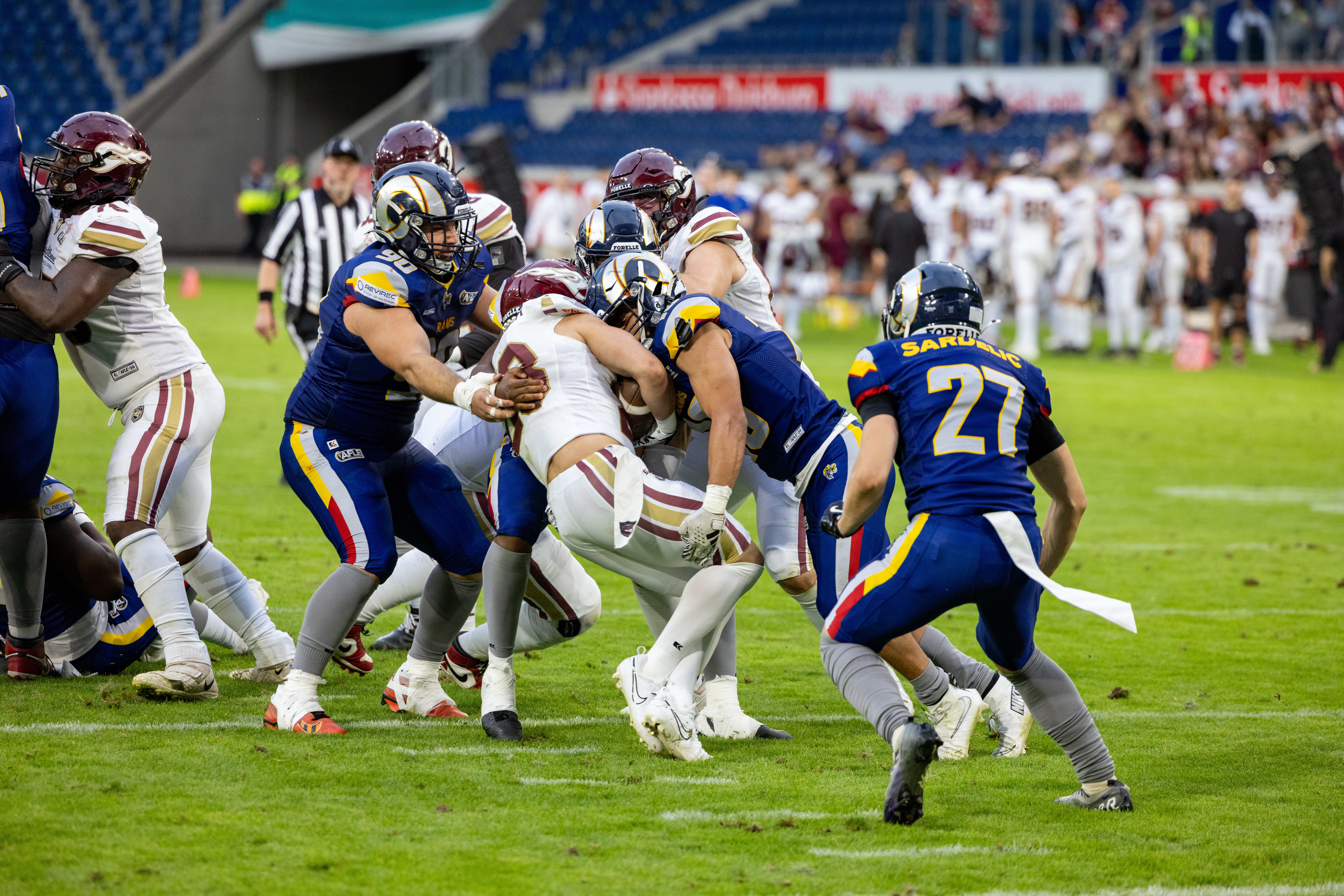 #23 Sergej Kendus (Running Back) – Rhein Fire run with the ball.