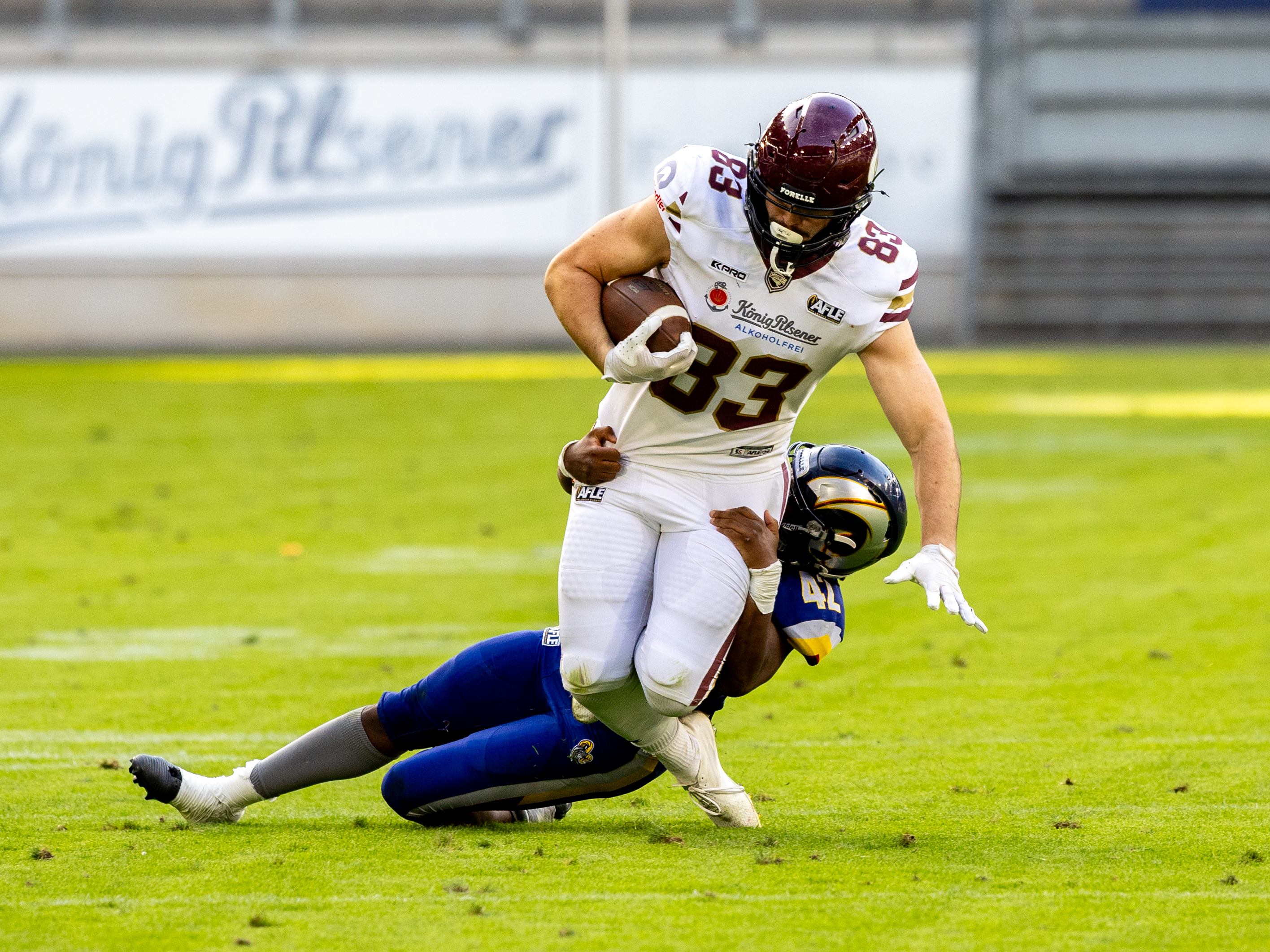 #42 Lucas Tavares (Linebacker) – Alpine Rams tackle #23 Sergej Kendus (Running Back) – Rhein Fire