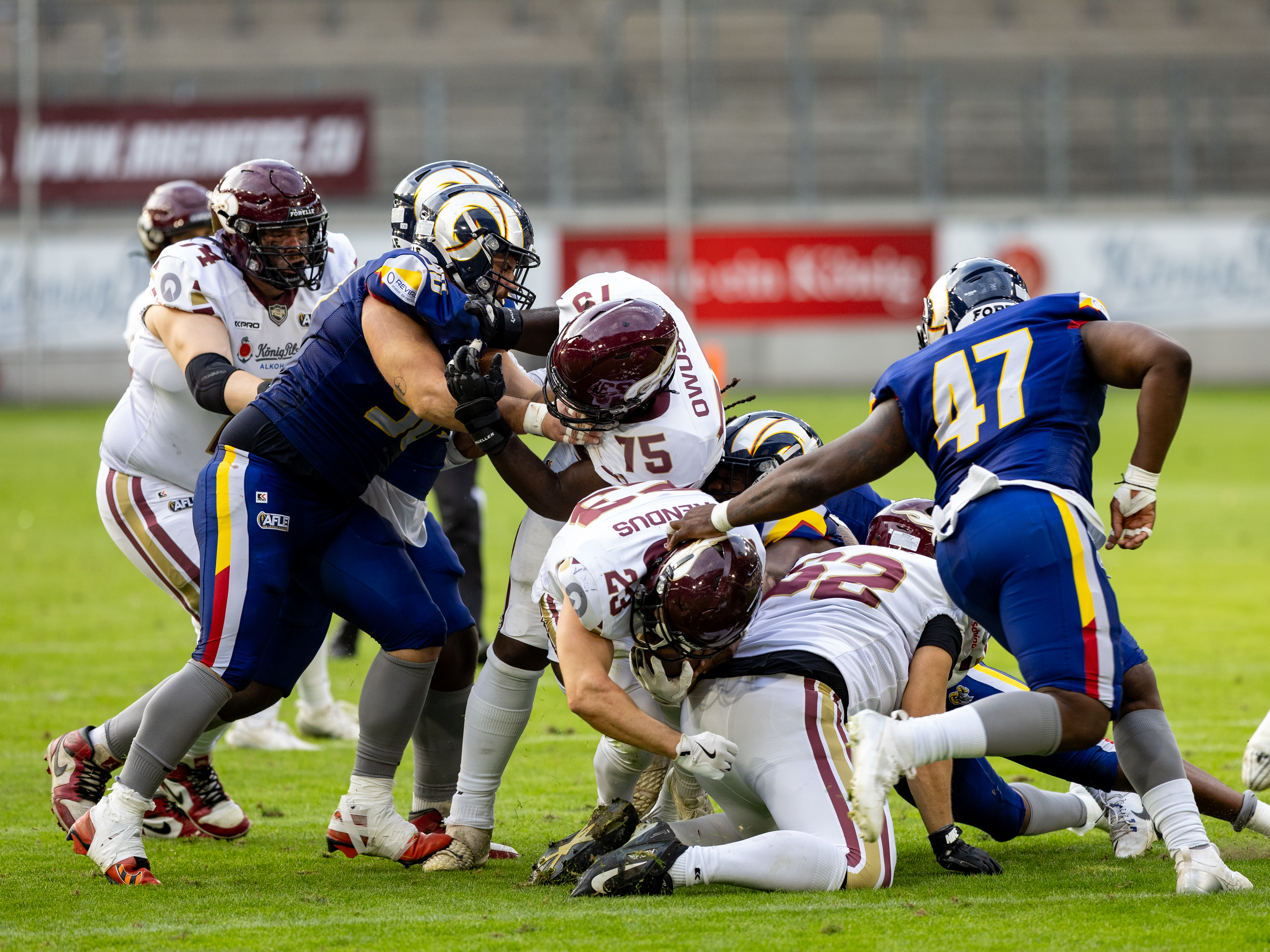 #23 Sergej Kendus (Running Back) – Rhein Fire run with the ball