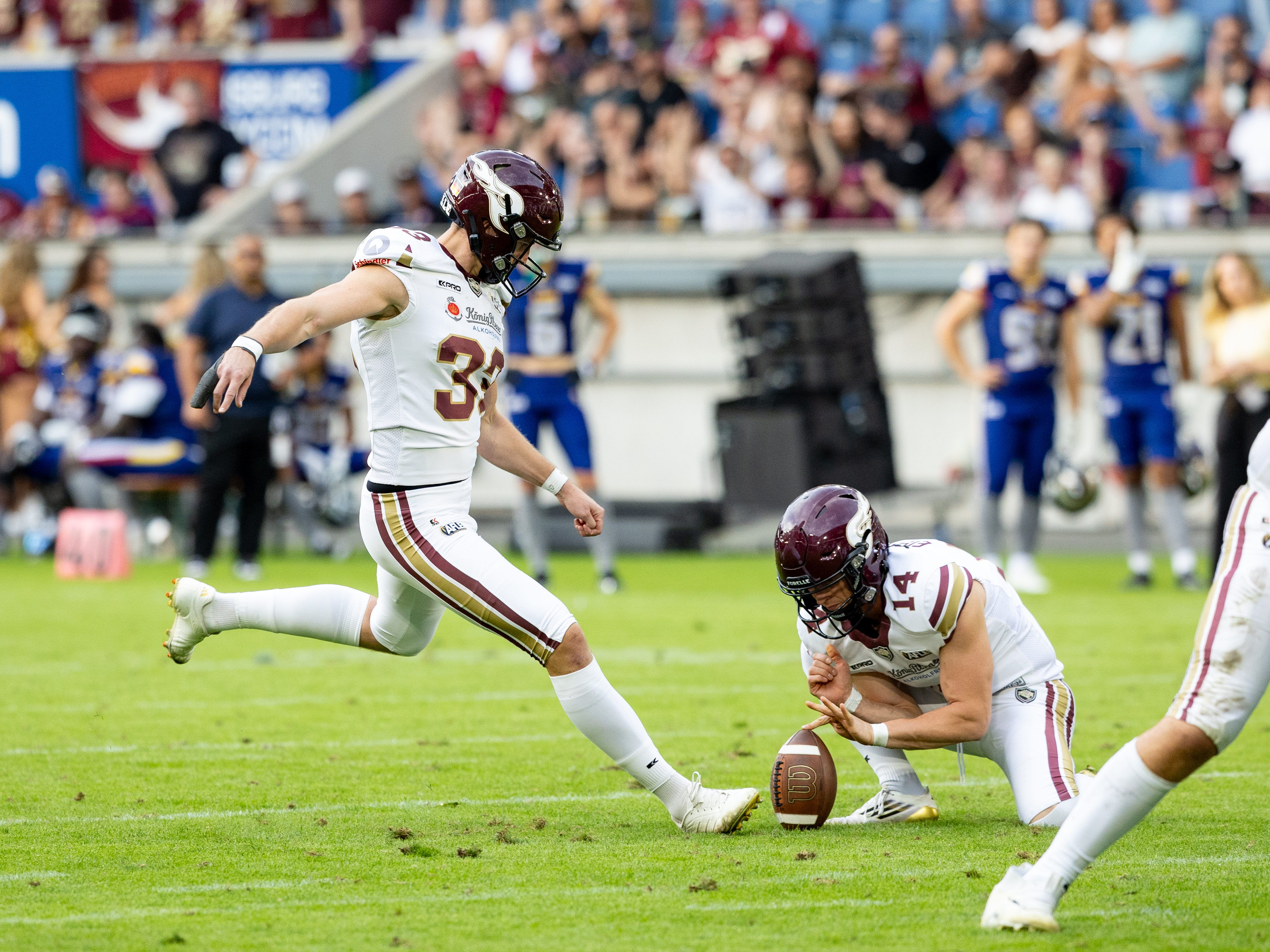#33 Sebastian van Santen (Kicker) – Rhein Fire Point after touchdown. #14 Maximilian Eisenhut (Punter) – Rhein Fire hold the ball.