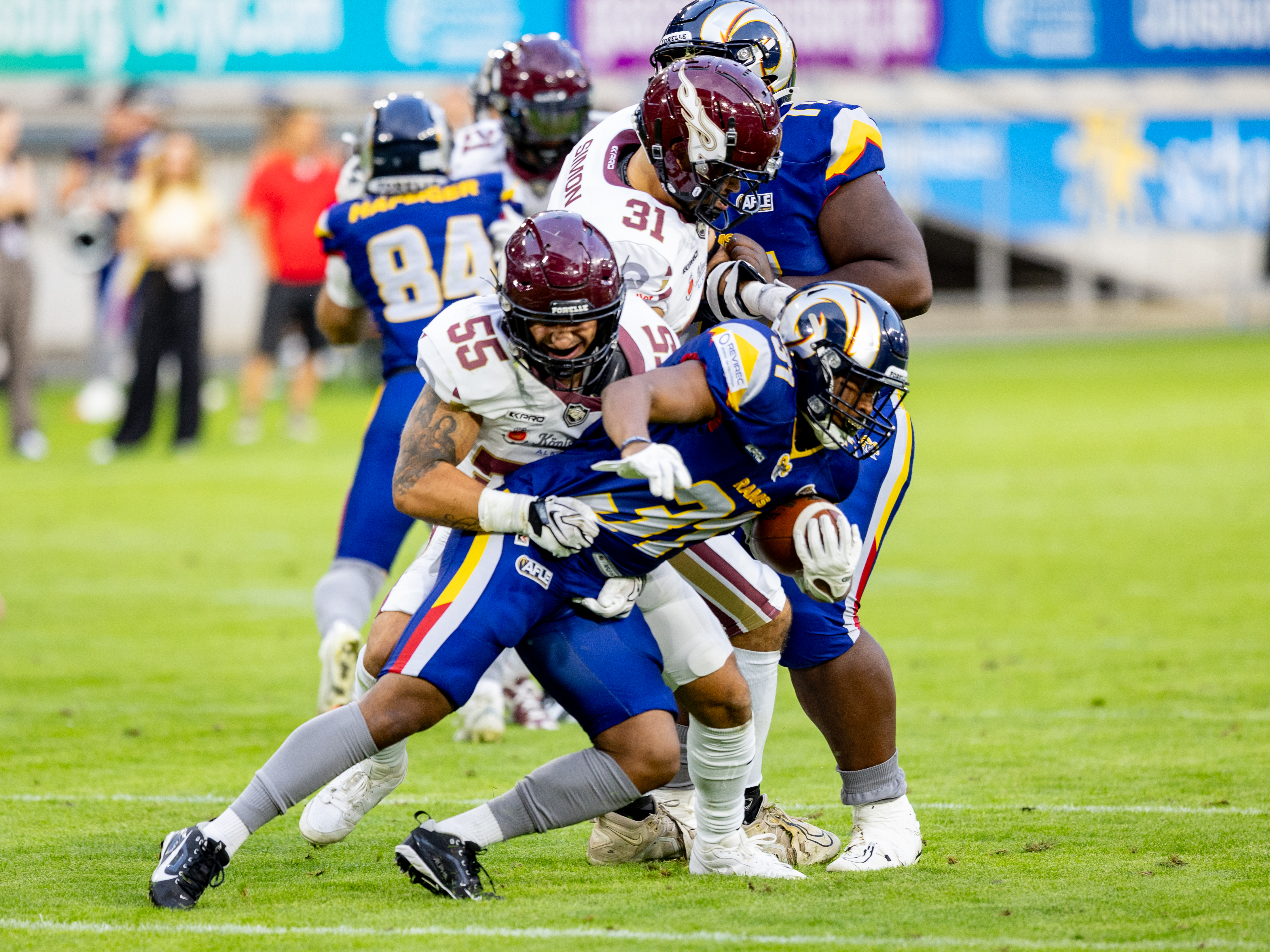 #55 Luis Fiedler (Linebacker) – Rhein Fire tackle #31 Jeremy Lawson (Running Back) – Alpine Rams