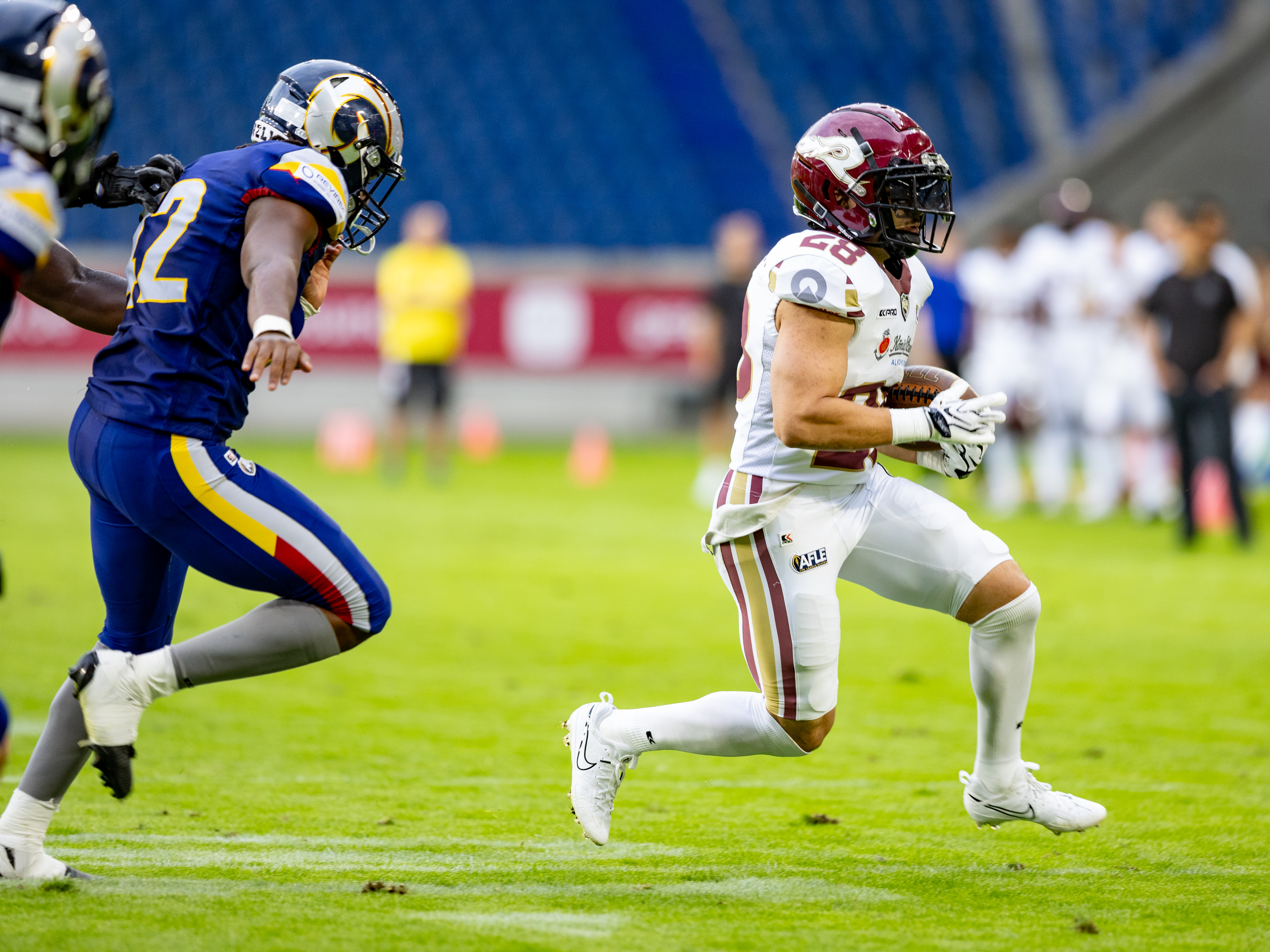 #28 TJ Alexander (Running Back) – Rhein Fire run with the ball.