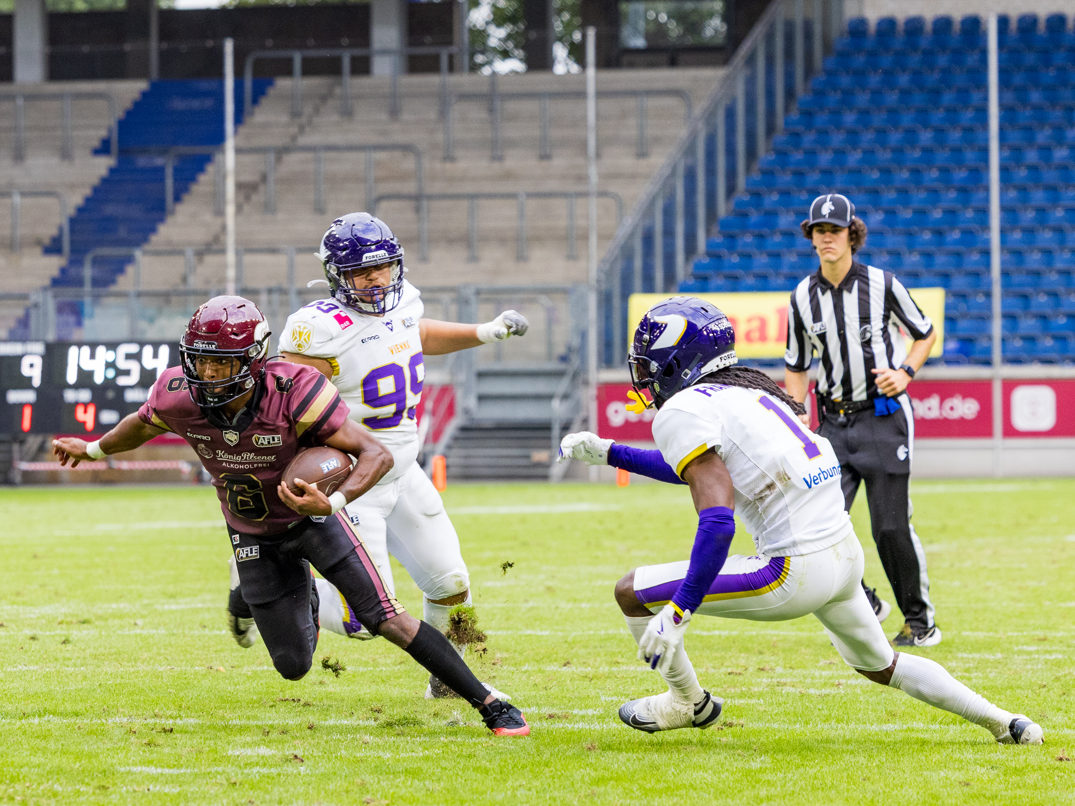 #6 Kaylon Geiger (Wide Receiver) – Rhein Fire run with the ball.