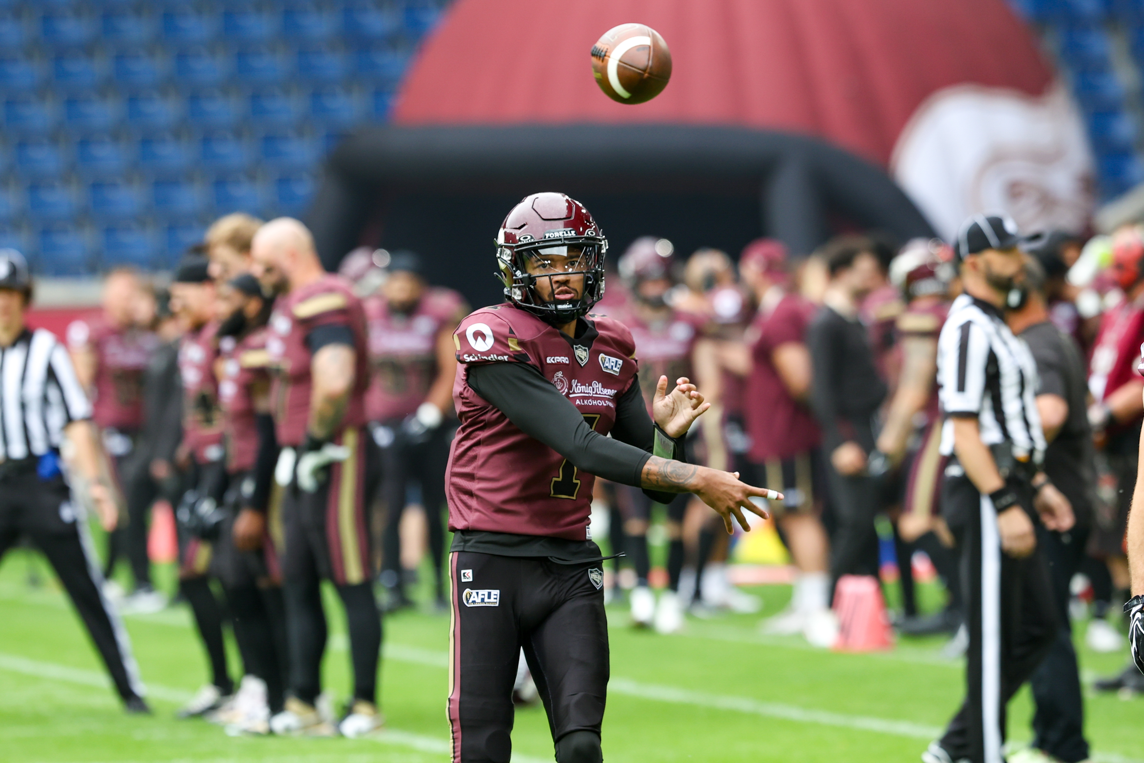 Warm up #1 Kenji Bahar (Quarterback) – Rhein Fire