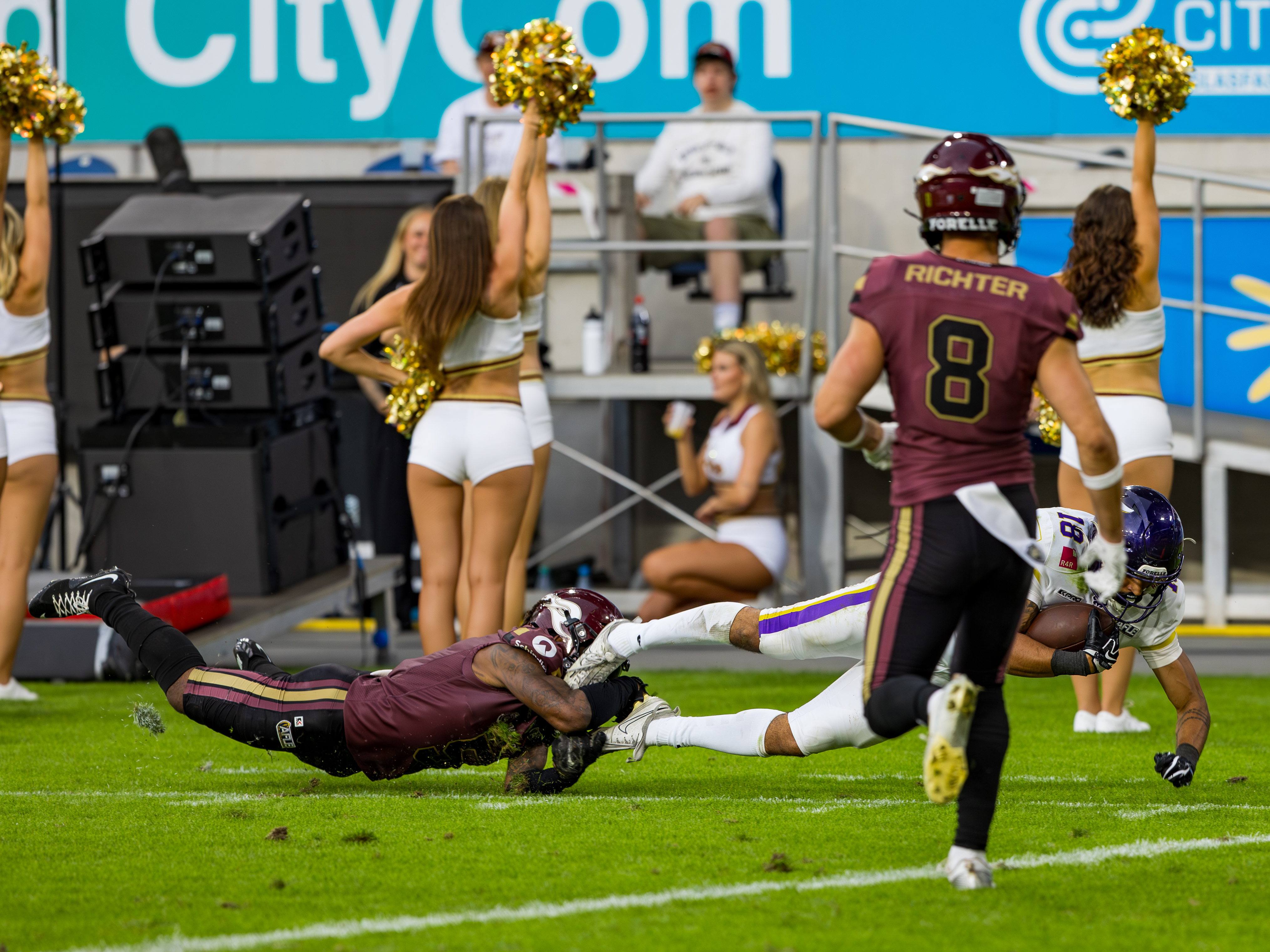#5 Nazir Streater (Strong Saftey) – Rhein Fire tackle #18 Noah Touré (Wide Receiver) – Vienna Vikings