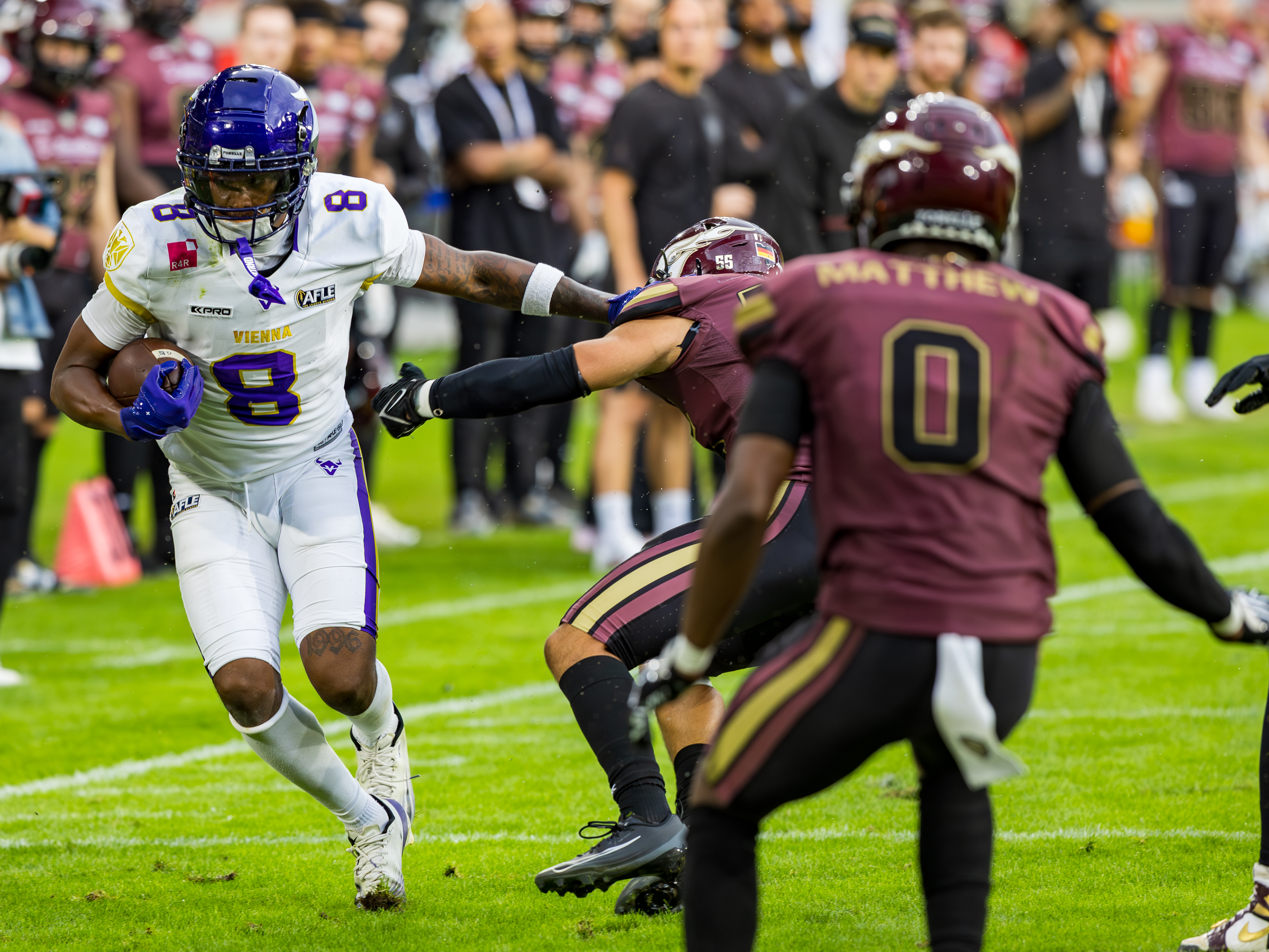 #8 Darrell Stewart (Wide Receiver) – Vienna Vikings gives a stief arm to #55 Luis Fiedler (Linebacker) – Rhein Fire