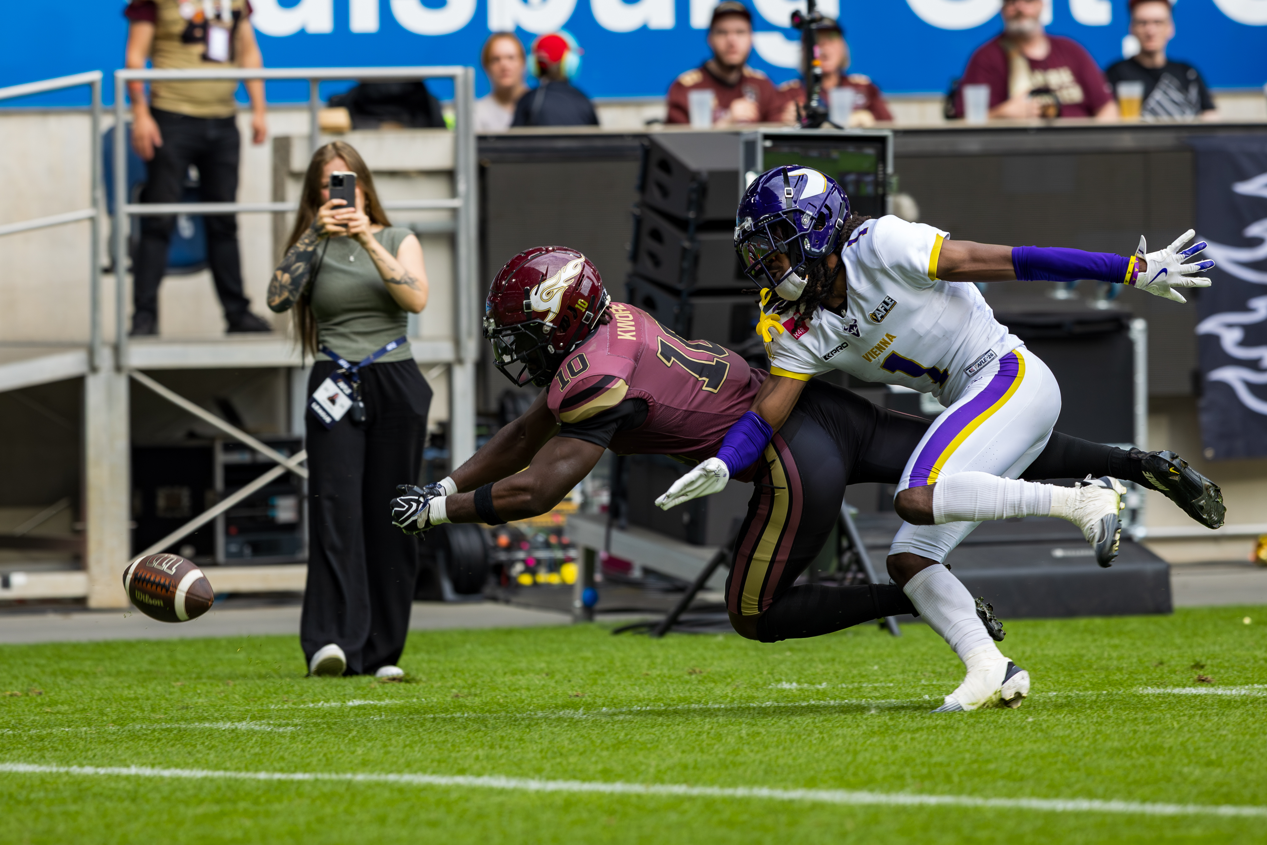 Incomplett pass to #10 Harlan Kwofie (Wide Receiver) – Rhein Fire. Protected from #1 Marloshawn Franklin Jr. (Free Safety / Cornerback) – Vienna Vikings