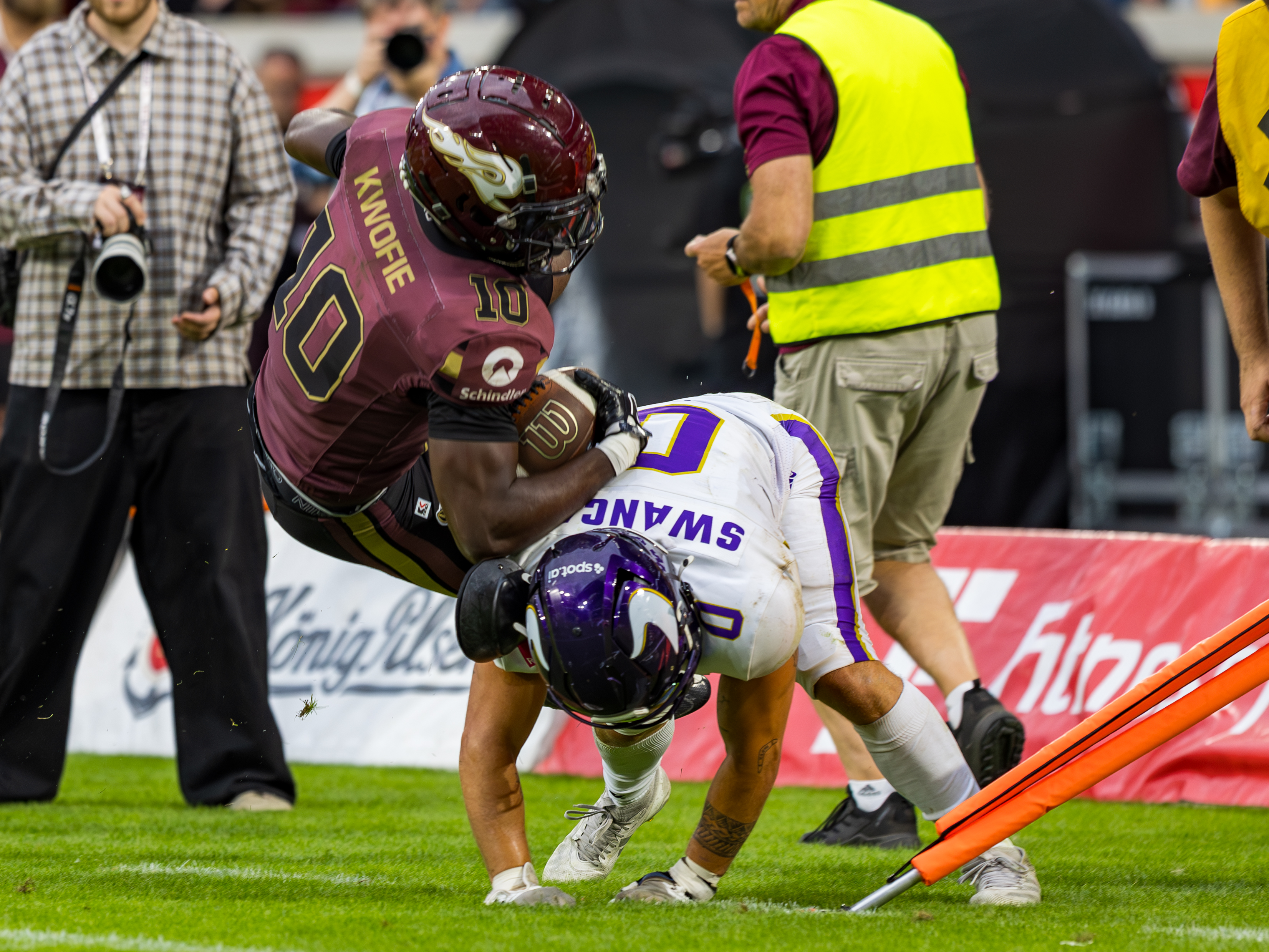 #0 Noel Swancar (Linebacker) – Vienna Vikings tackle #10 Harlan Kwofie (Wide Receiver) – Rhein Fire