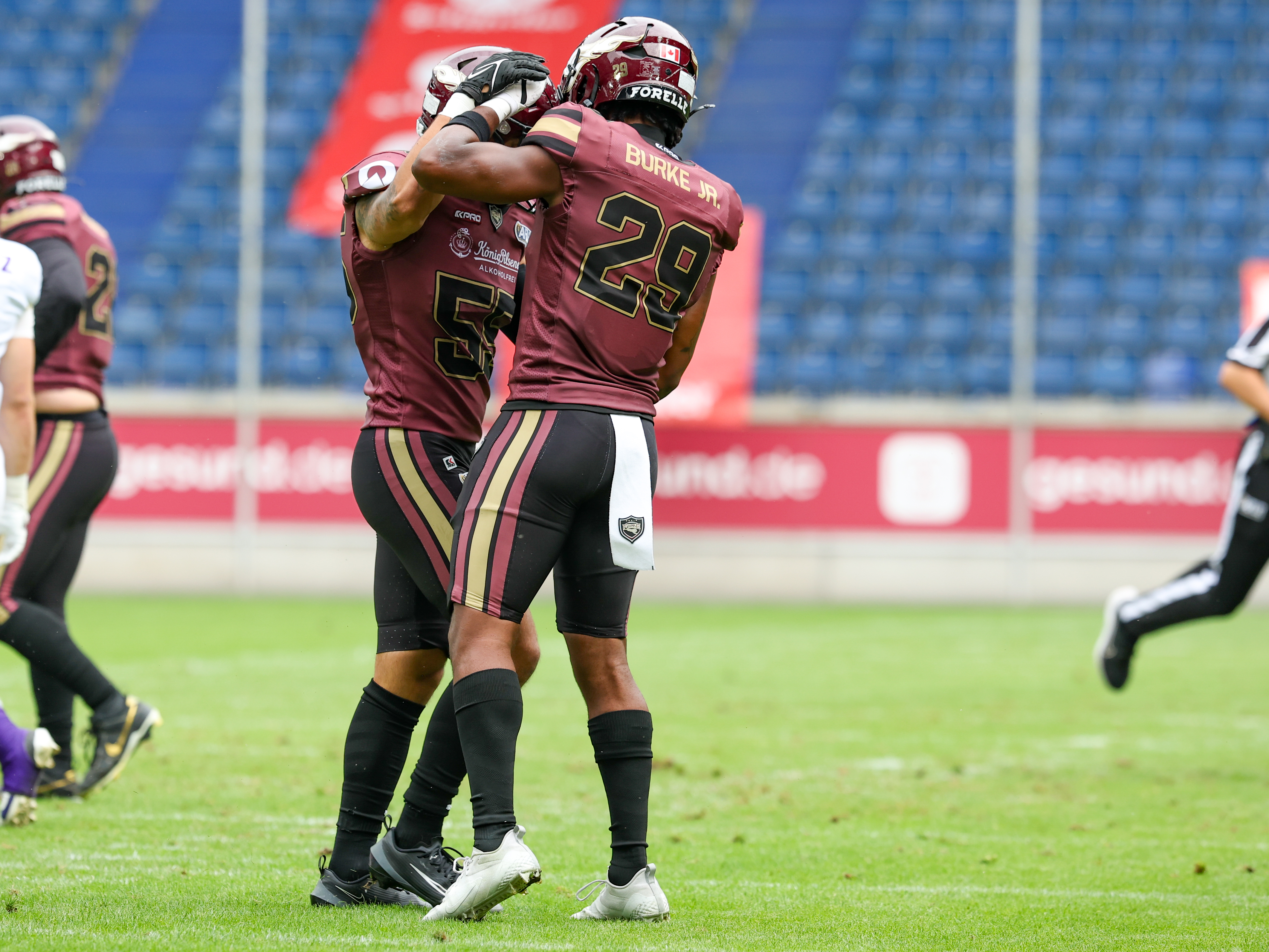 #29 Patrick Burke Jr. (Defensive Back) – Rhein Fire und #55 Luis Fiedler (Linebacker) – Rhein Fire celebration.
