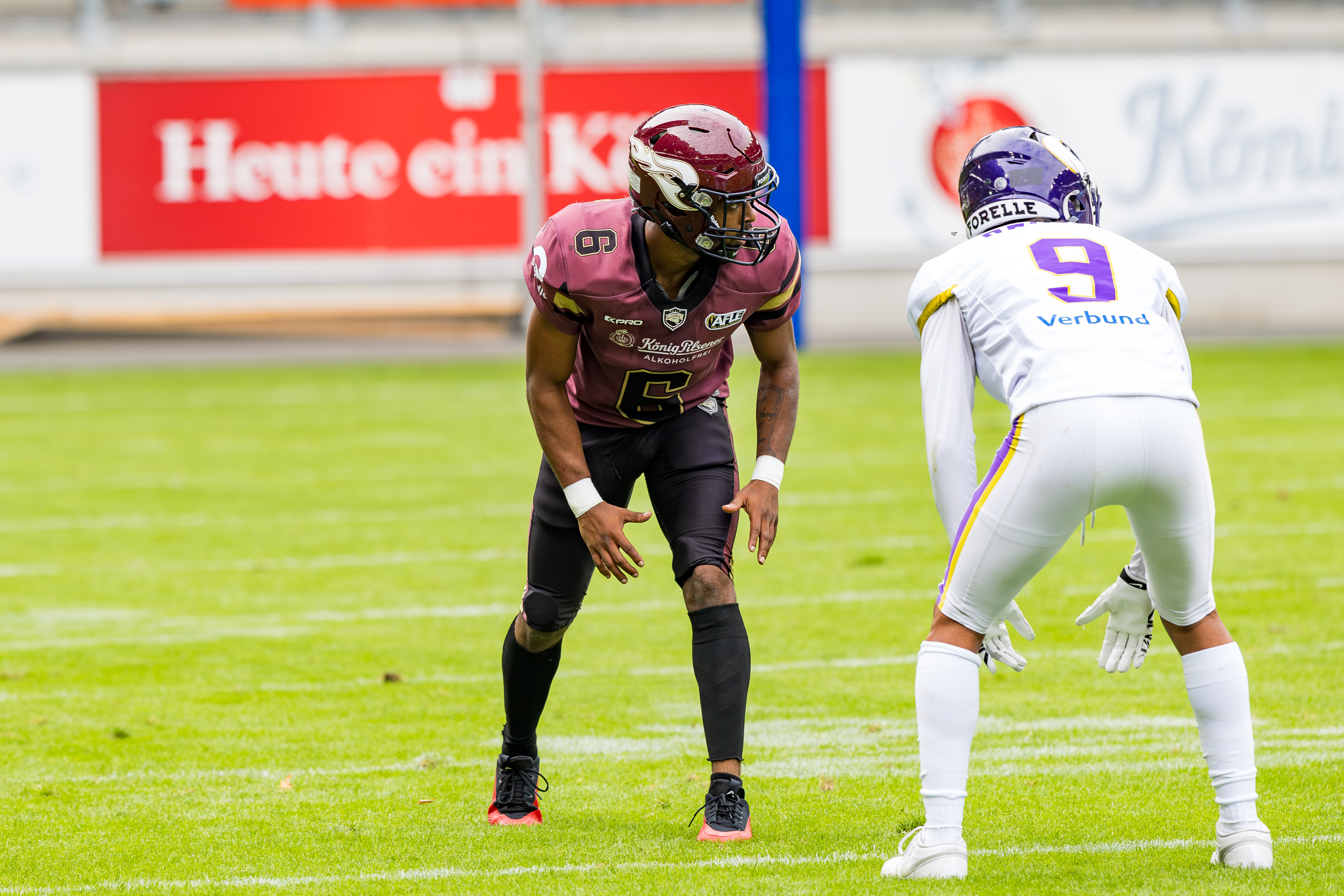 #6 Kaylon Geiger (Wide Receiver) – Rhein Fire and #9 Amani Dennis (Cornerback) – Vienna Vikings wait for the snap.