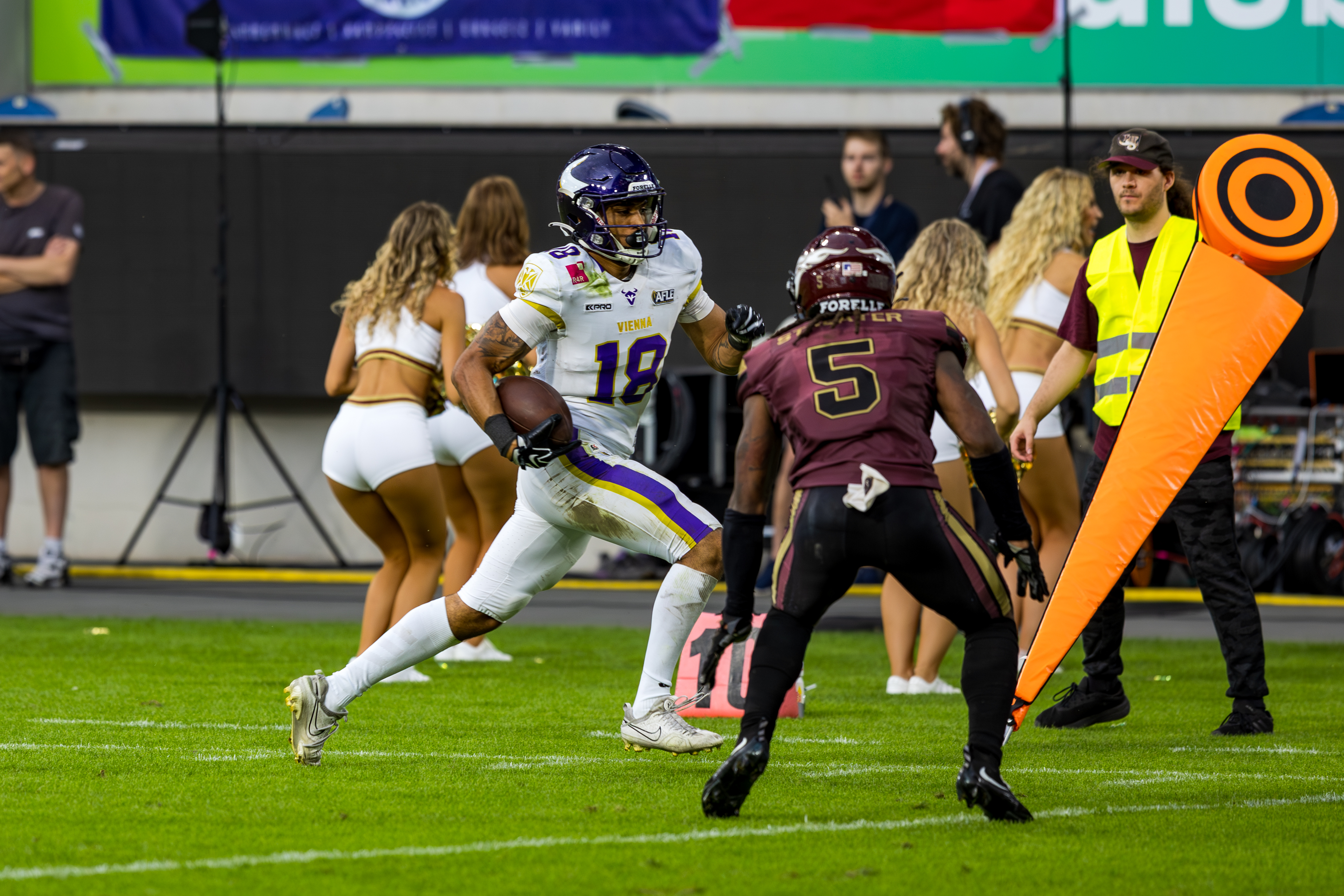 #18 Noah Touré (Wide Receiver) – Vienna Vikings run with the ball. #5 Nazir Streater (Strong Saftey) – Rhein Fire wait for a tackle.