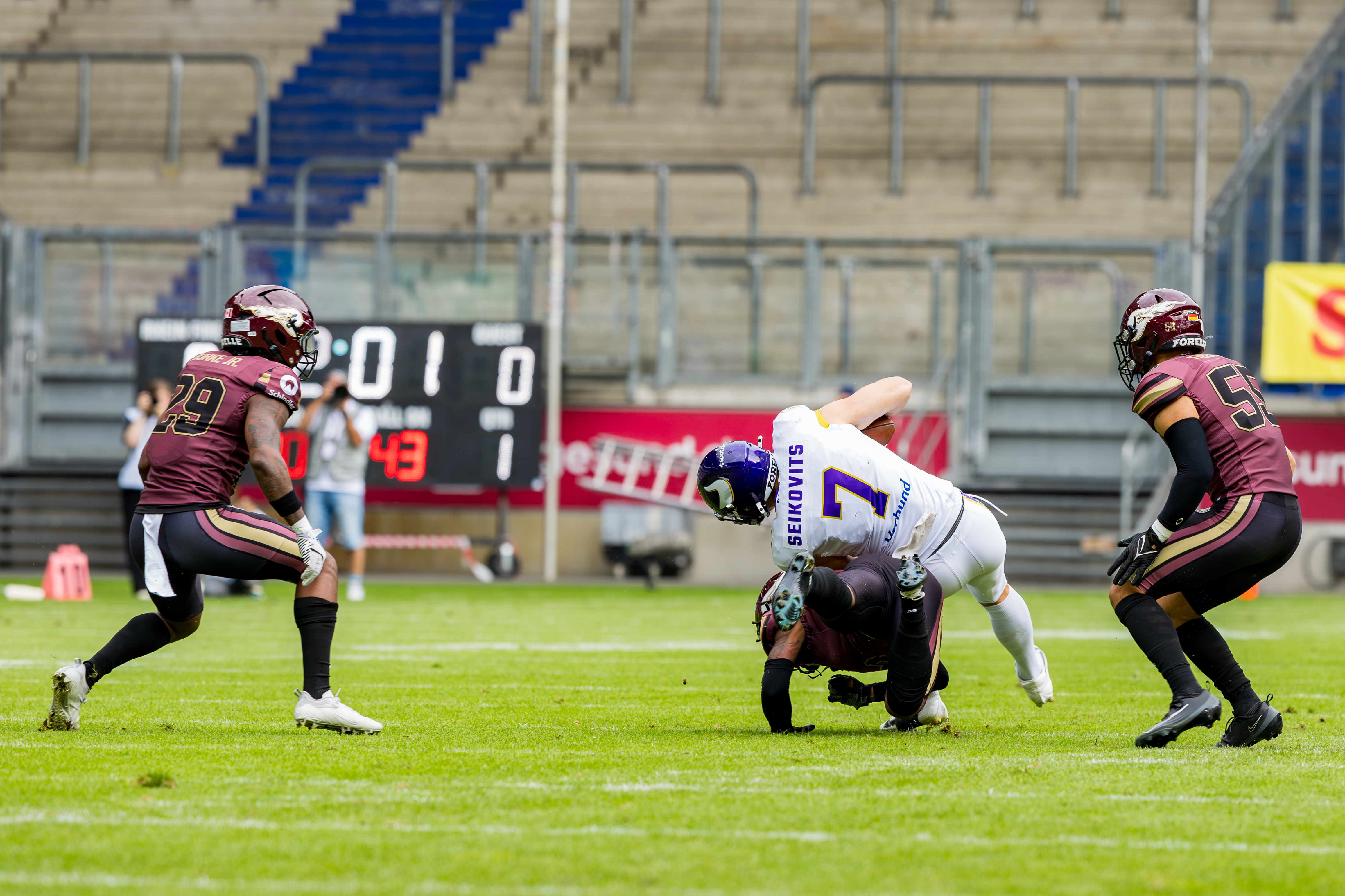 #5 Nazir Streater (Strong Saftey) – Rhein Fire tackle #7 Bernhard Seikovits (Tight End) – Vienna Vikings