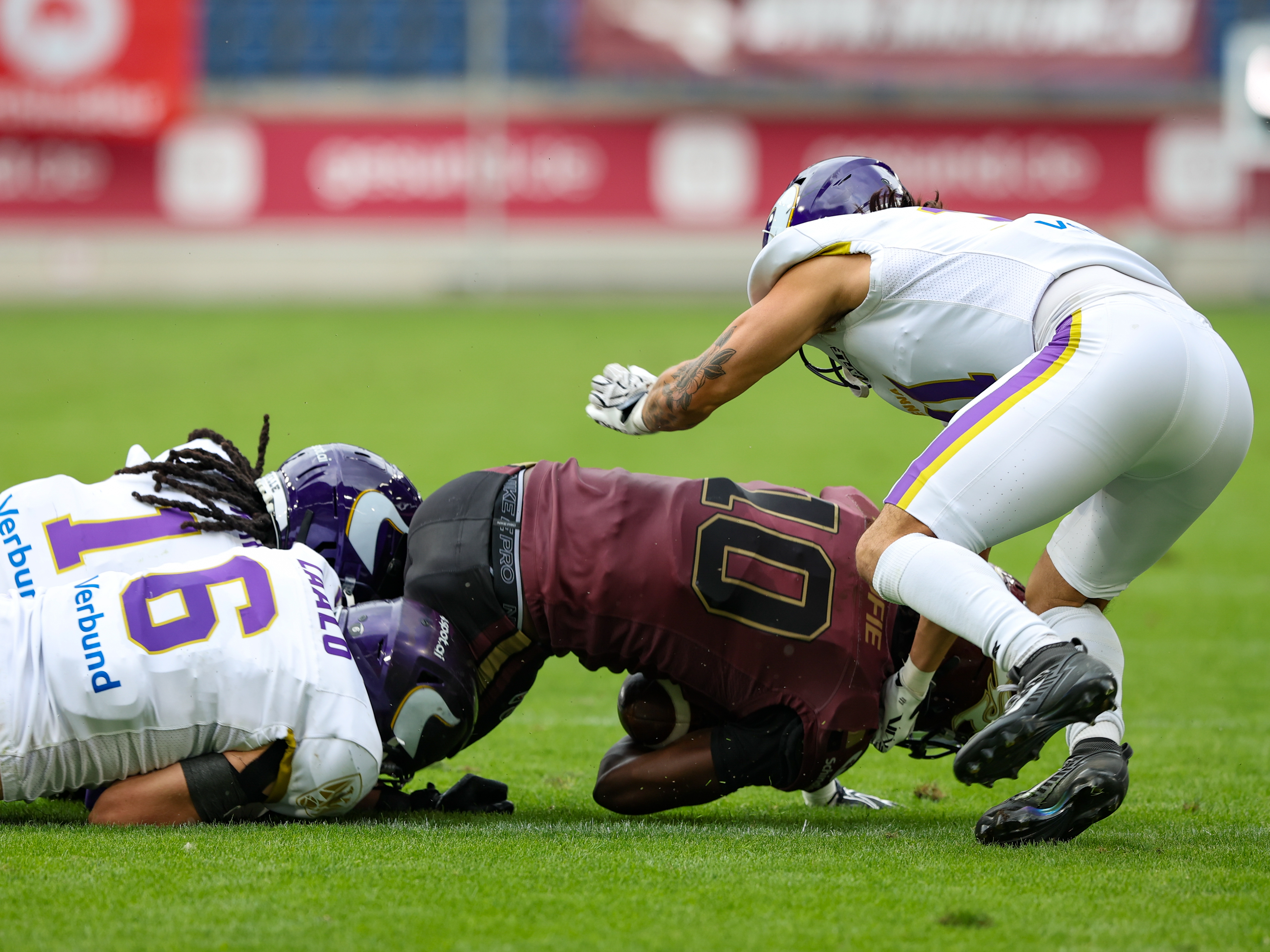 #10 Harlan Kwofie (Wide Receiver) – Rhein Fire catch the ball for a first down.