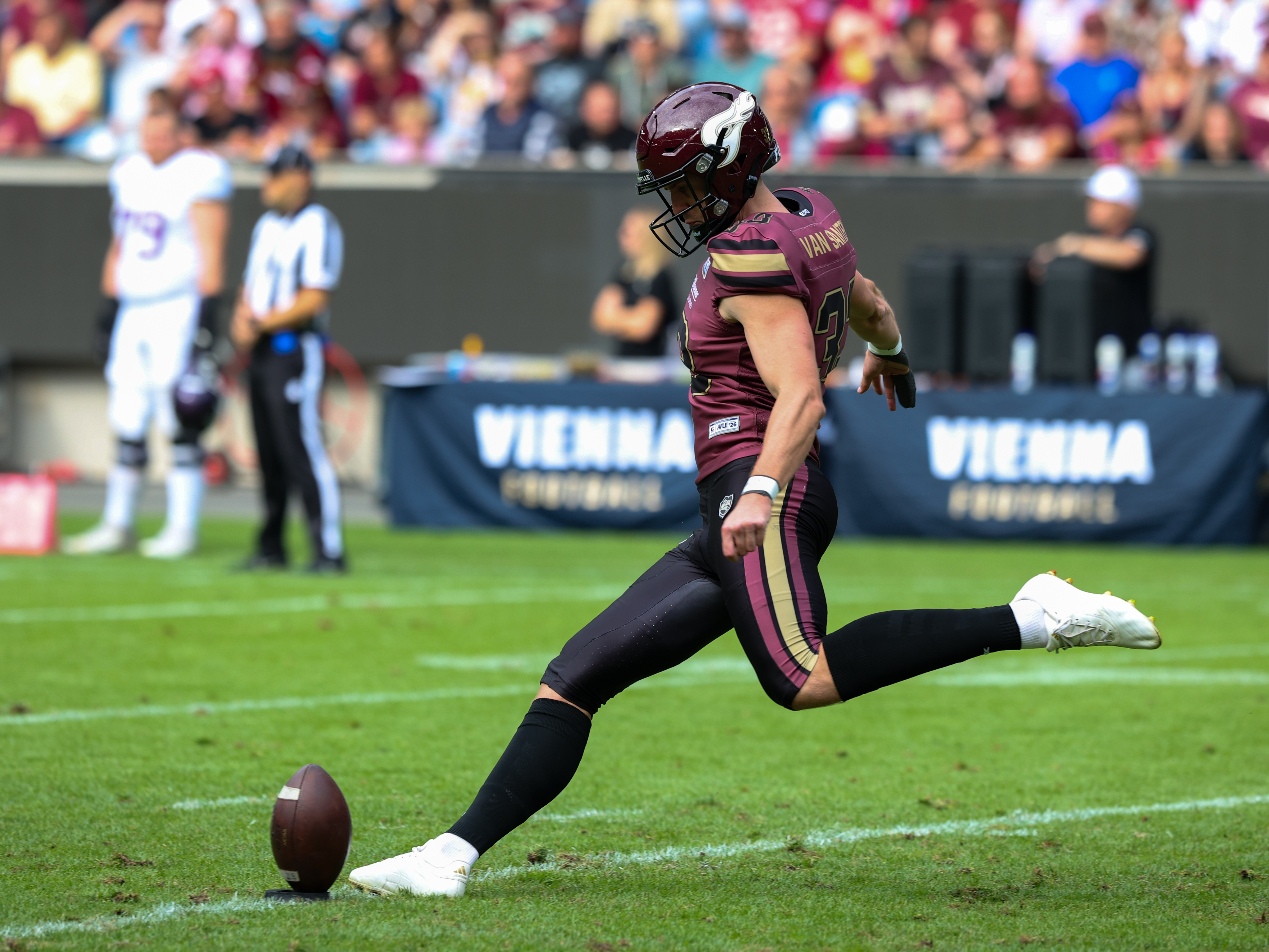 Kickoff from #33 Sebastian van Santen (Kicker) – Rhein Fire