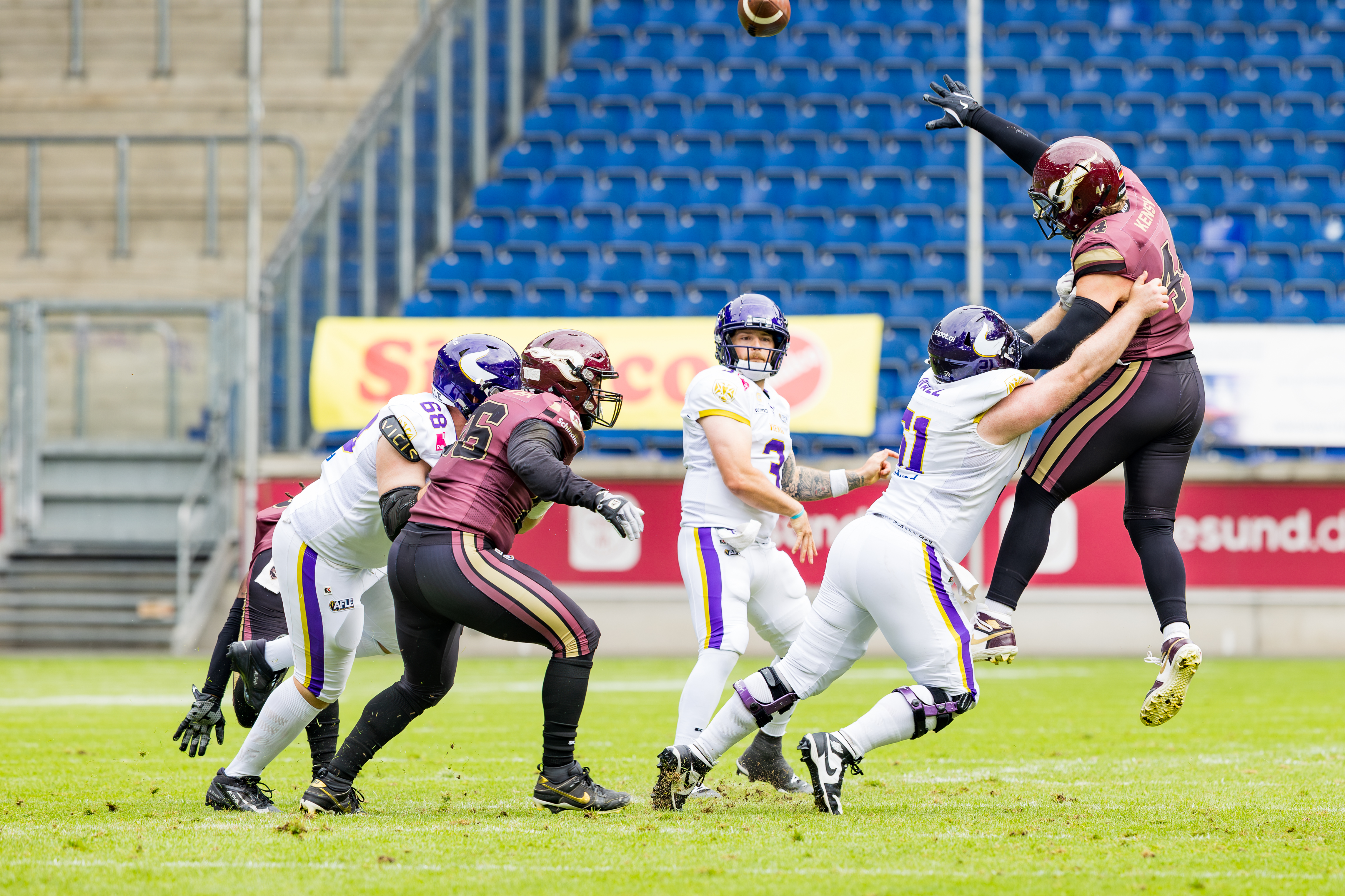 #3 Ben Holmes (Quarterback) – Vienna Vikings pass to a target. #71 Lukas Holub (Offensive Tackle) – Vienna Vikings block #44 Marius Kensy (Linebacker) – Rhein Fire