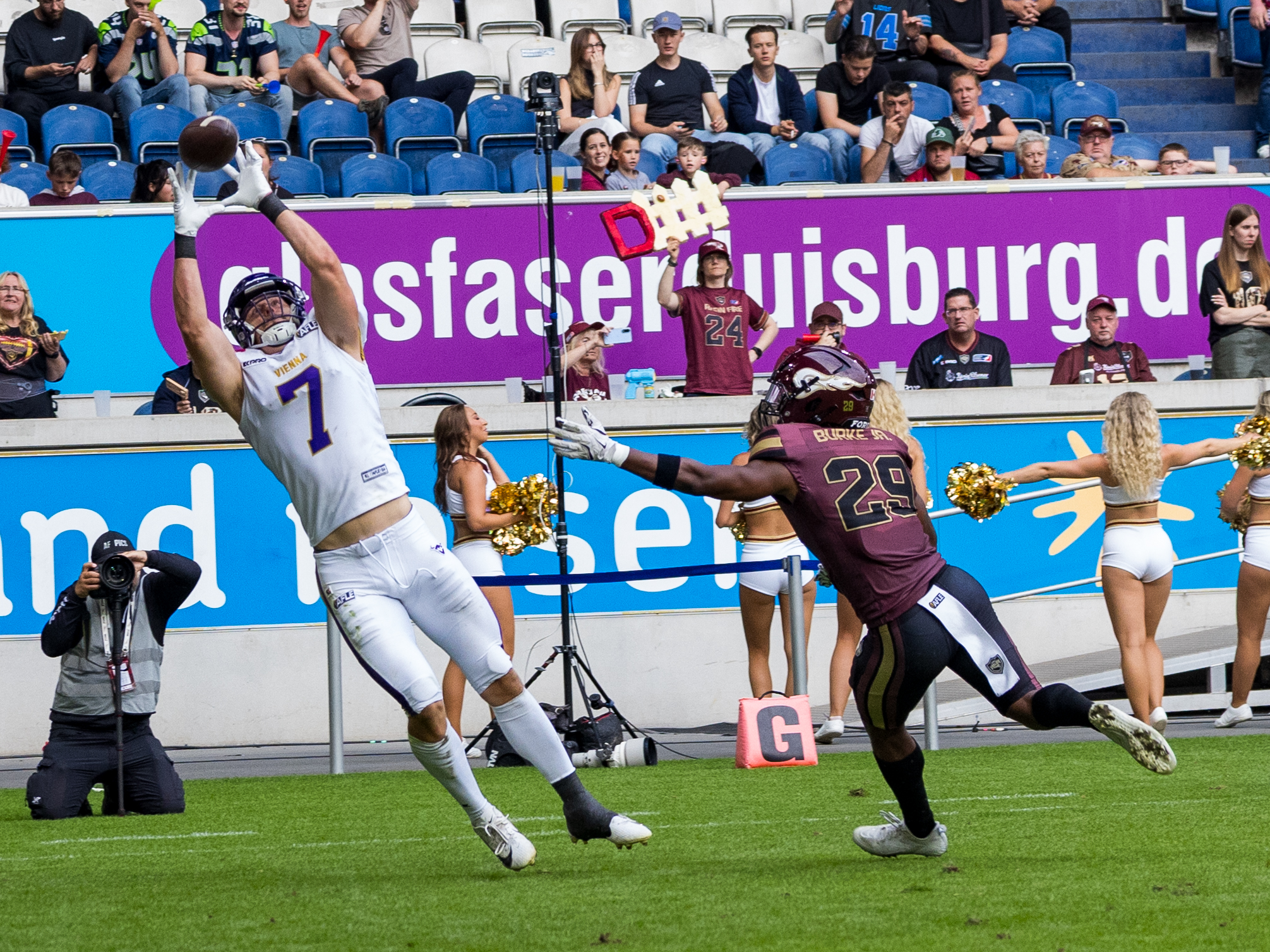 Touchdown catch from #7 Bernhard Seikovits (Tight End) – Vienna Vikings. #29 Patrick Burke Jr. (Defensive Back) – Rhein Fire too late for a tackle.