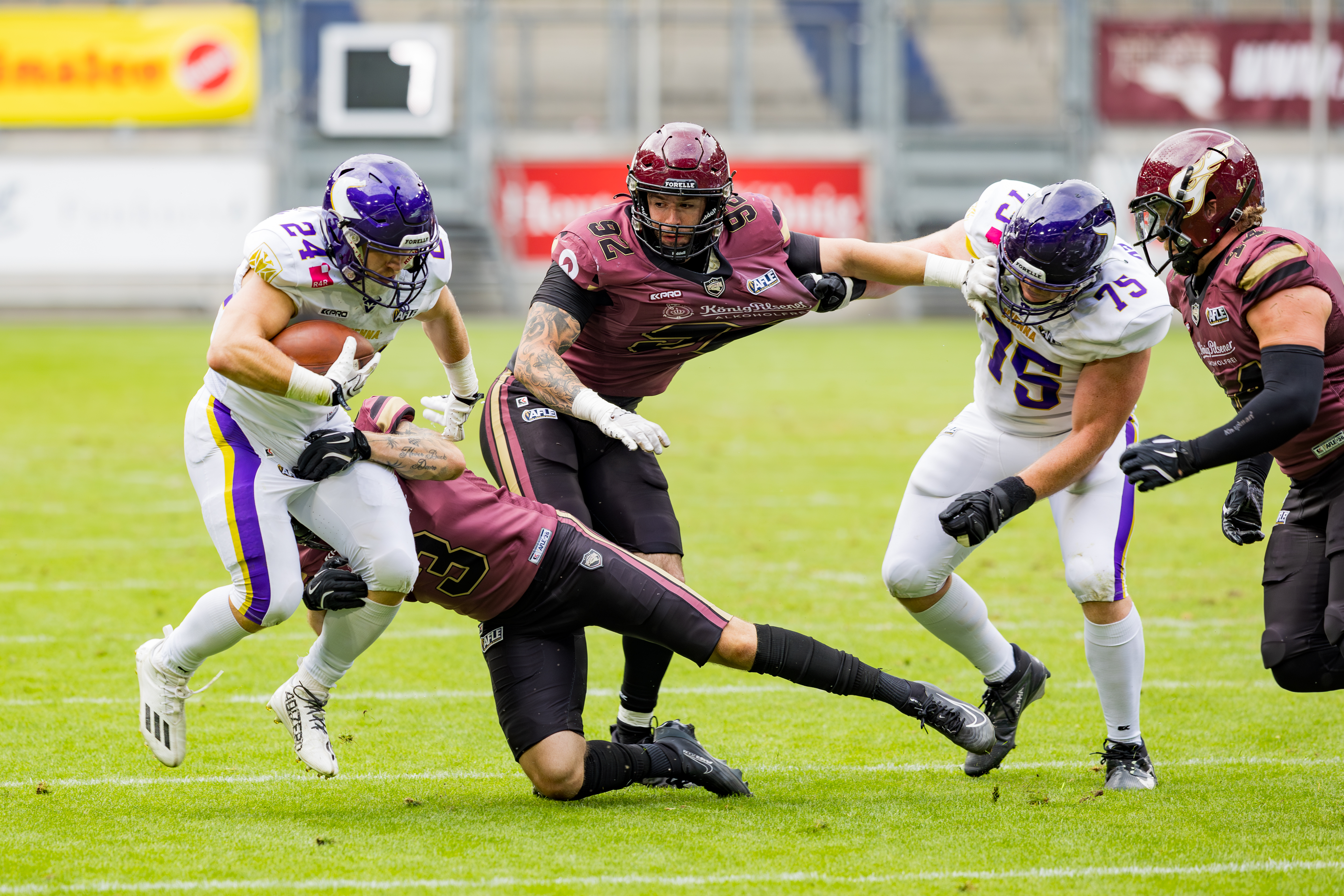 #3 Lennart Weitz (Linebacker) – Rhein Fire tackle #24 Karri Pajarinen (Running Back) – Vienna Vikings. #75 Brendan Oswin (Offensive Tackle) – Vienna Vikings blocks #92 Diego Paz González (Defensive Line) – Rhein Fire