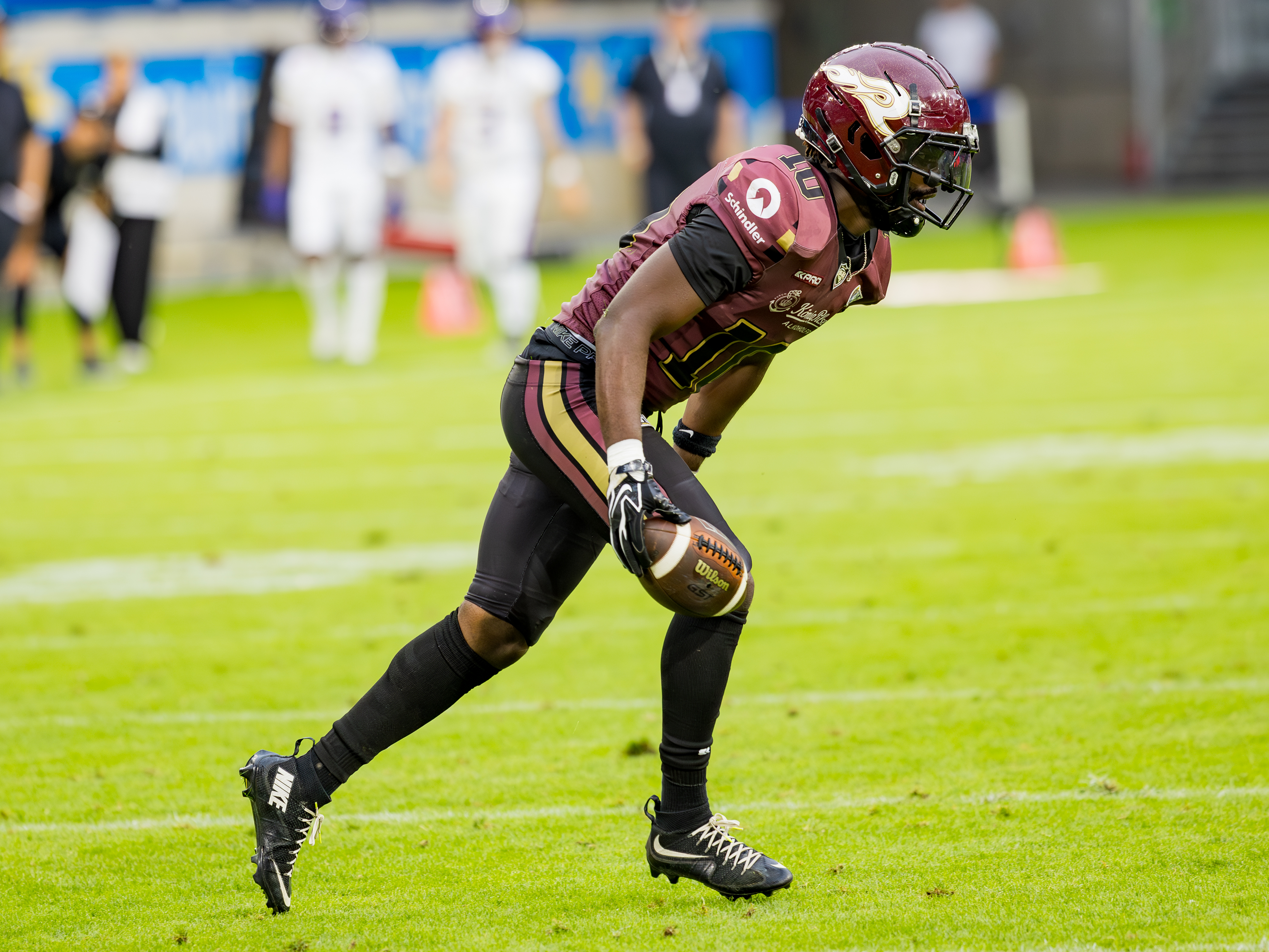#10 Harlan Kwofie (Wide Receiver) – Rhein Fire frist down.