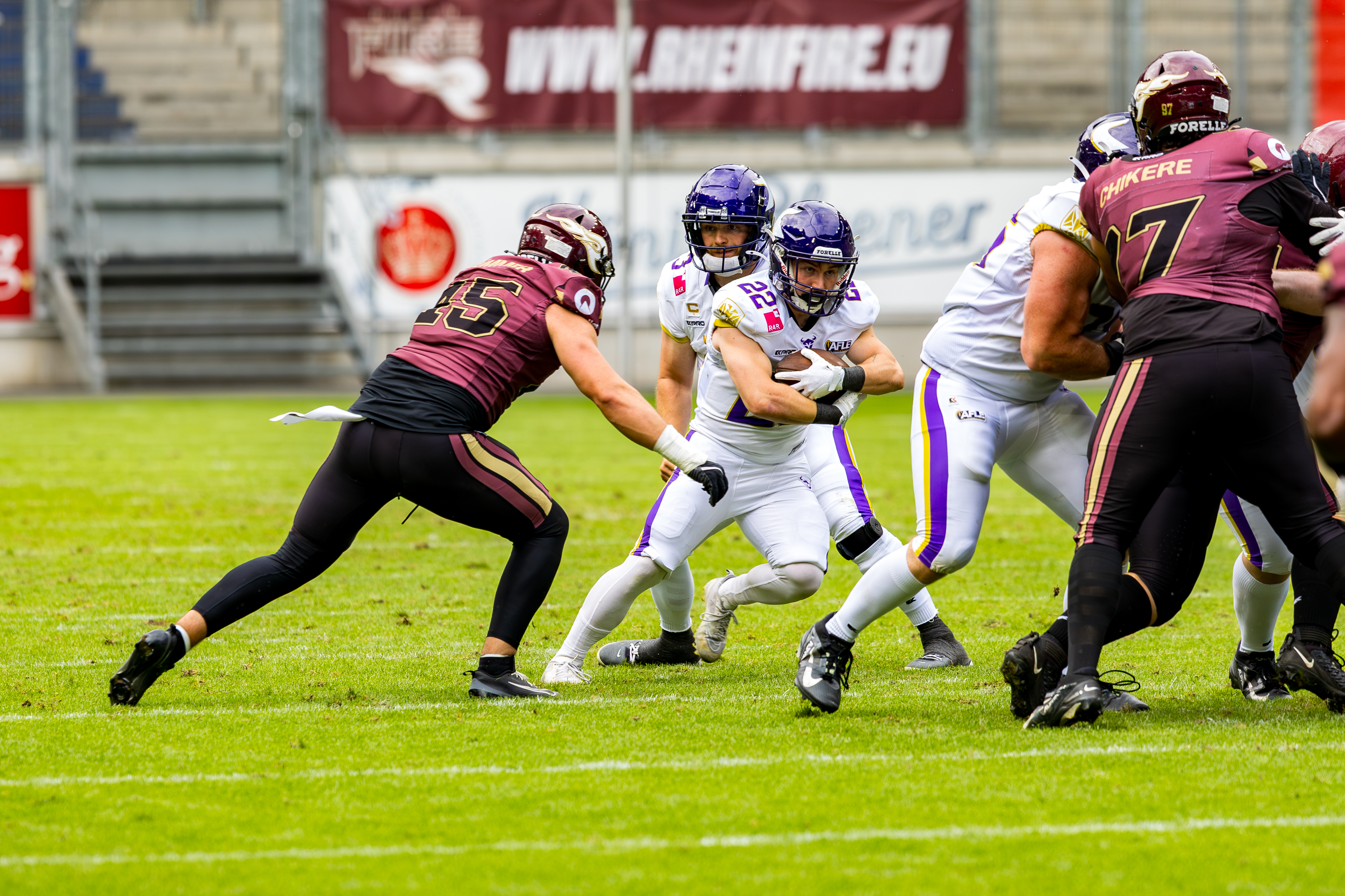 #45 Bennet Dümmer (Defensive Line) – Rhein Fire on the way to takle #22 Albert Wiesigstrauch (Running Back) – Vienna Vikings