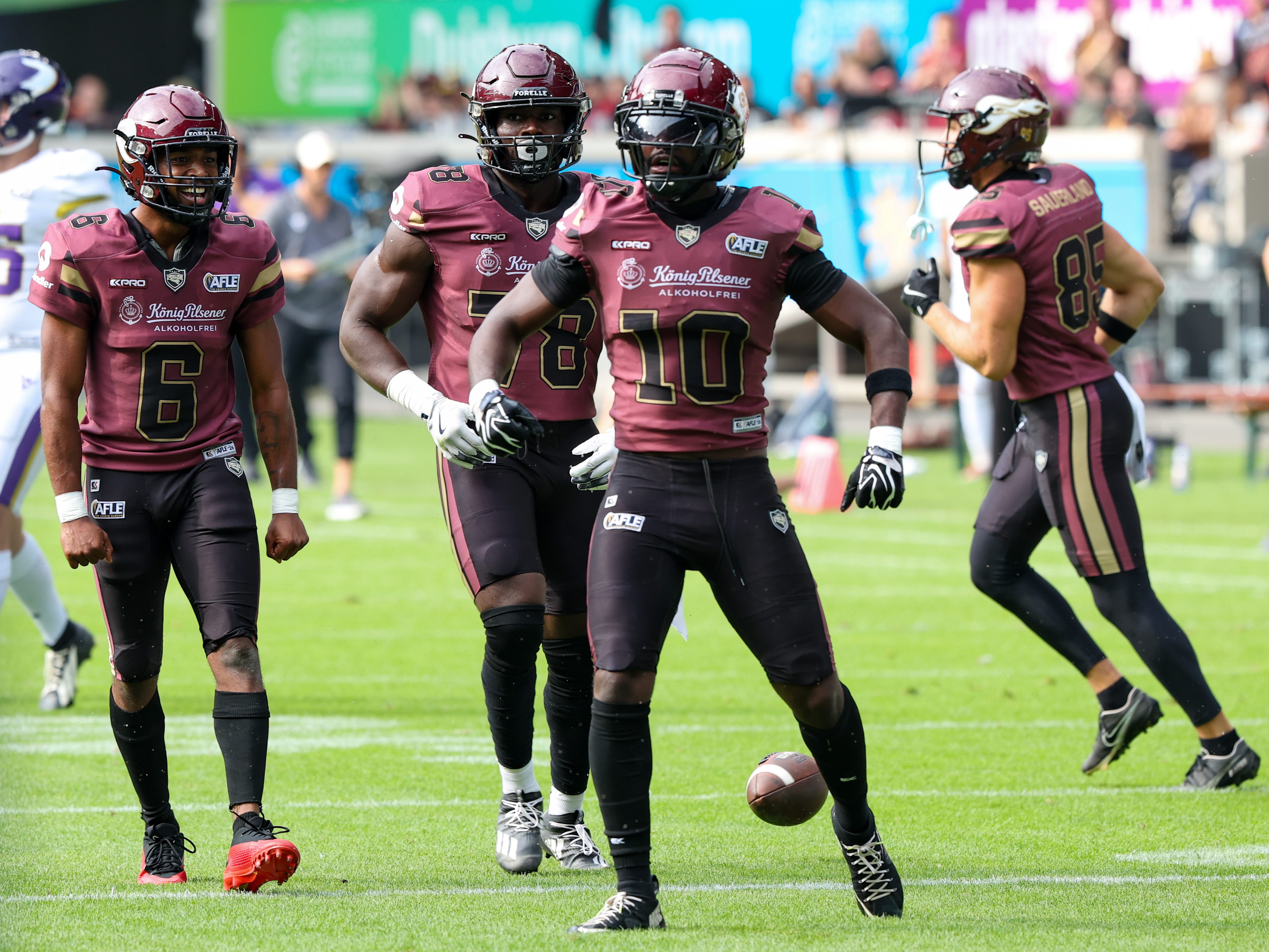 #10 Harlan Kwofie (Wide Receiver) – Rhein Fire catch celebration.