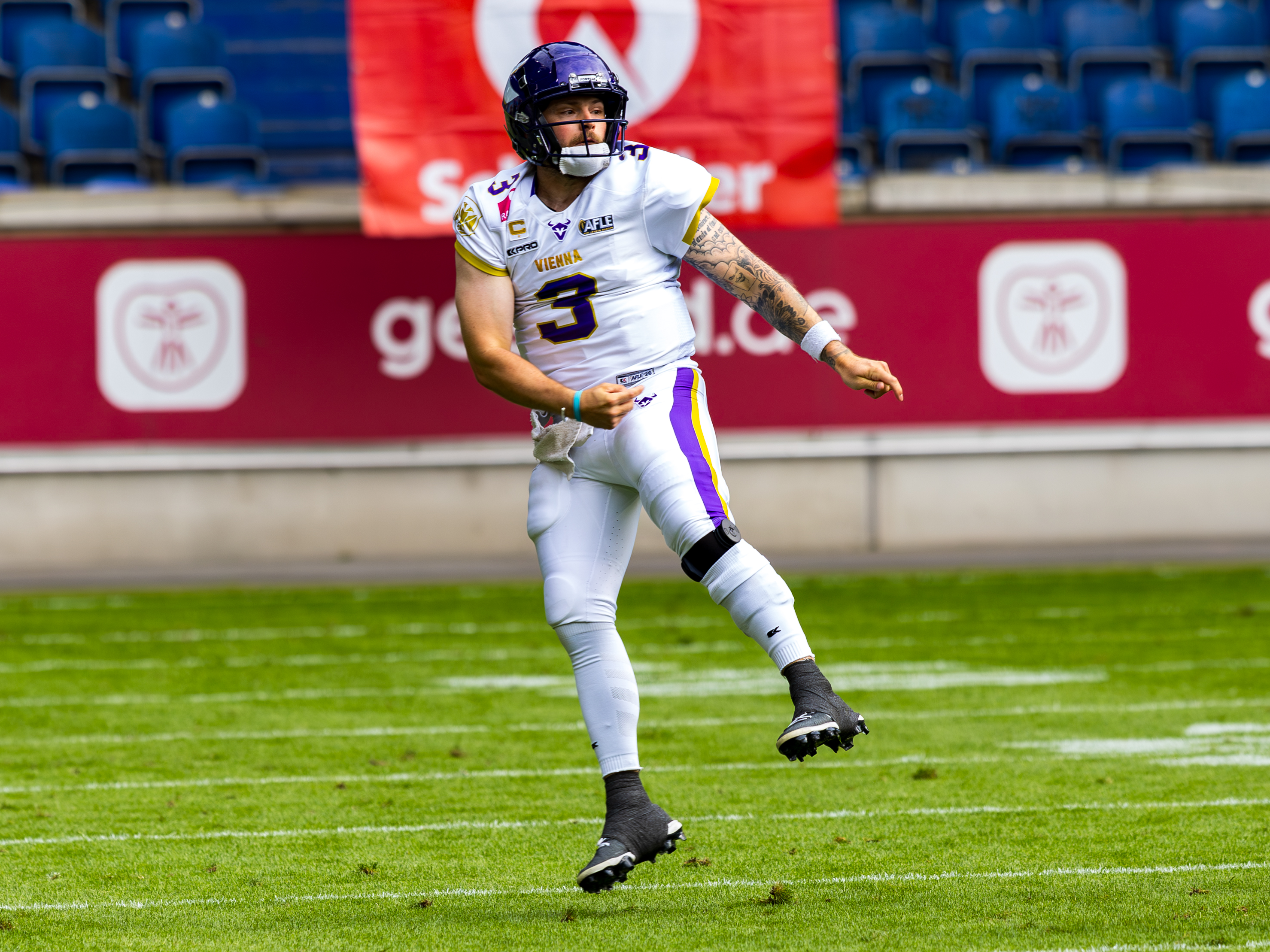 #3 Ben Holmes (Quarterback) – Vienna Vikings pass the ball.
