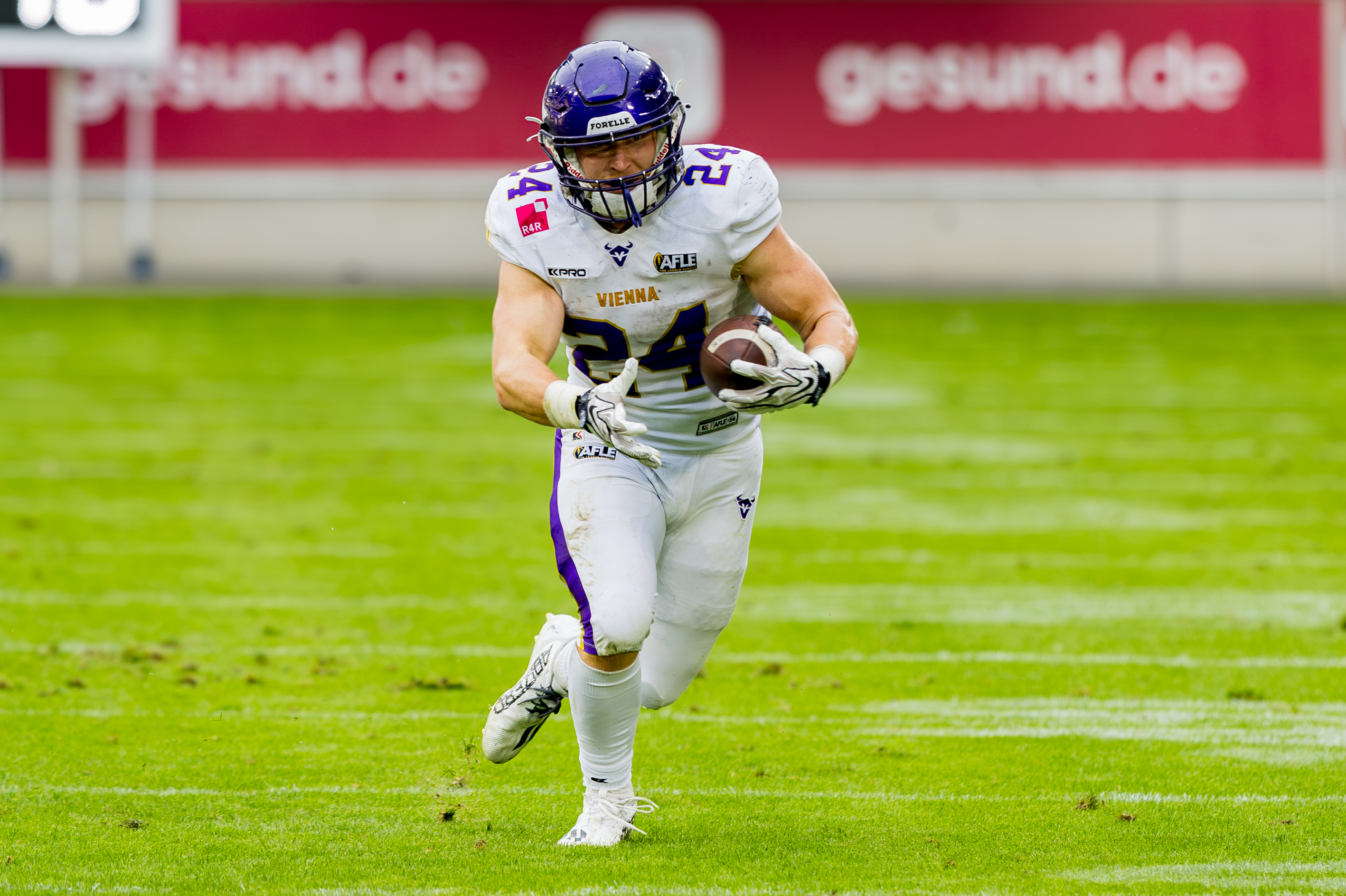 #24 Karri Pajarinen (Running Back) – Vienna Vikings catch the ball.