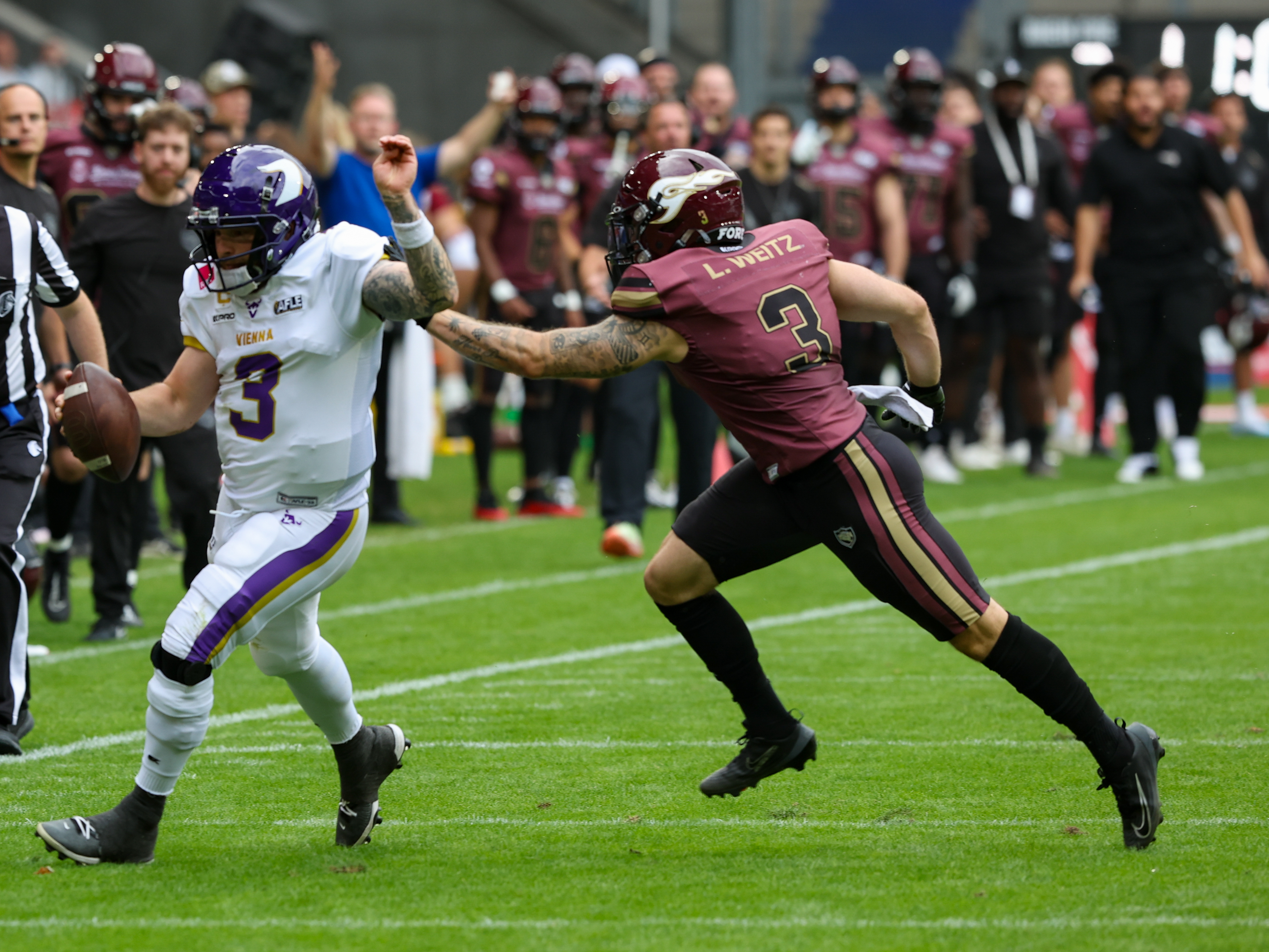 #3 Ben Holmes (Quarterback) – Vienna Vikings run with the ball.