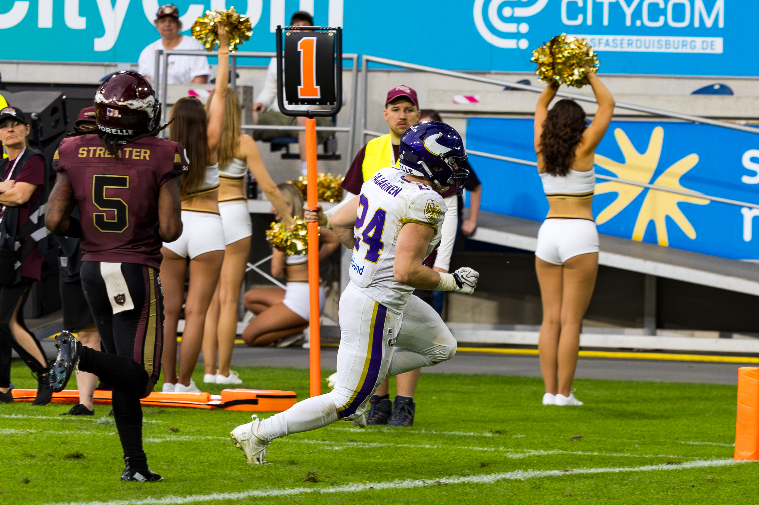 #24 Karri Pajarinen (Running Back) – Vienna Vikings make a touchdown. #5 Nazir Streater (Strong Saftey) – Rhein Fire to late for a tackle.