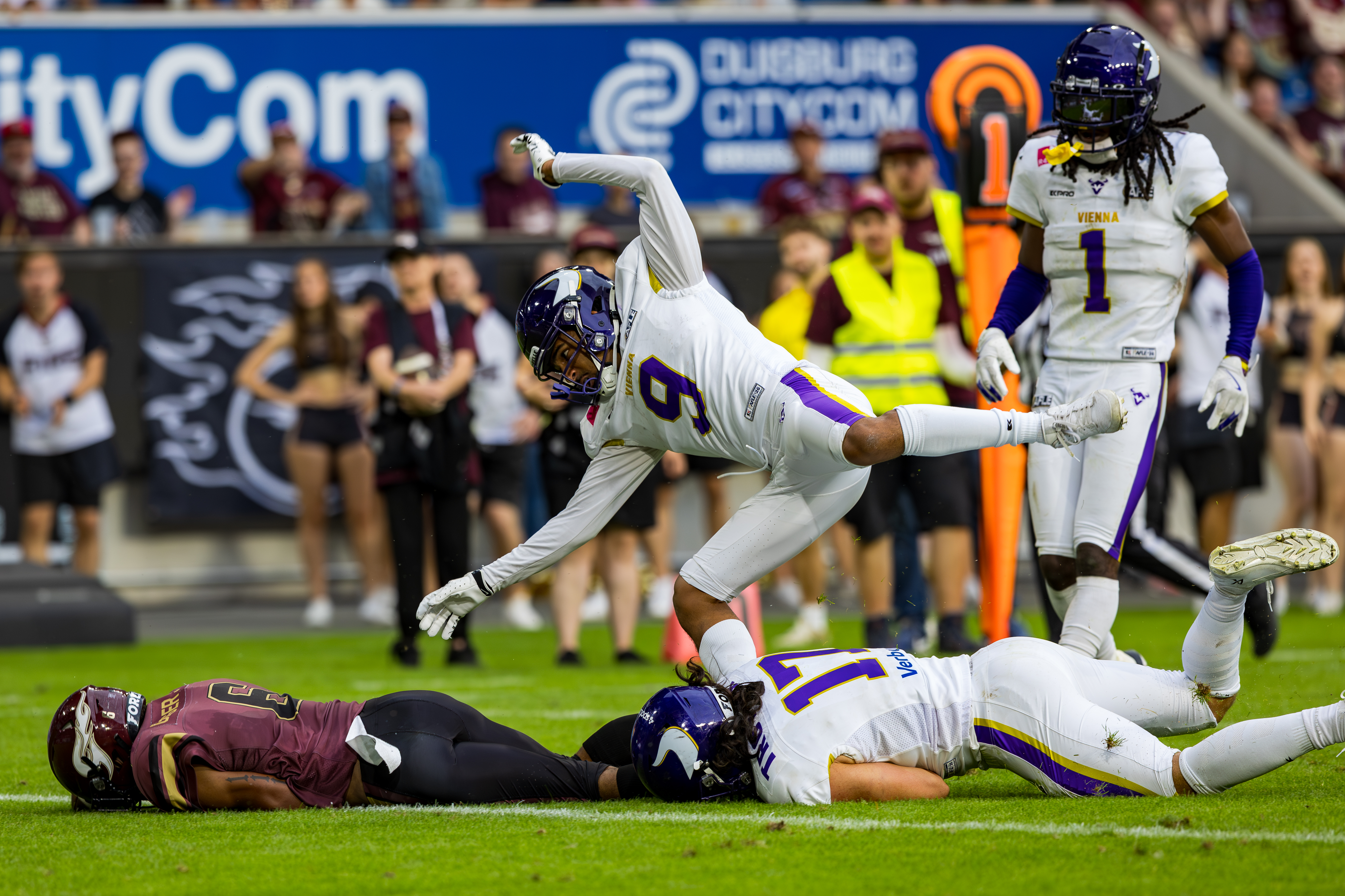 #6 Kaylon Geiger (Wide Receiver) – Rhein Fire tackle from #9 Amani Dennis (Cornerback) – Vienna Vikings and #17 Sean Rae Trotter (Defensive Line) – Vienna Vikings