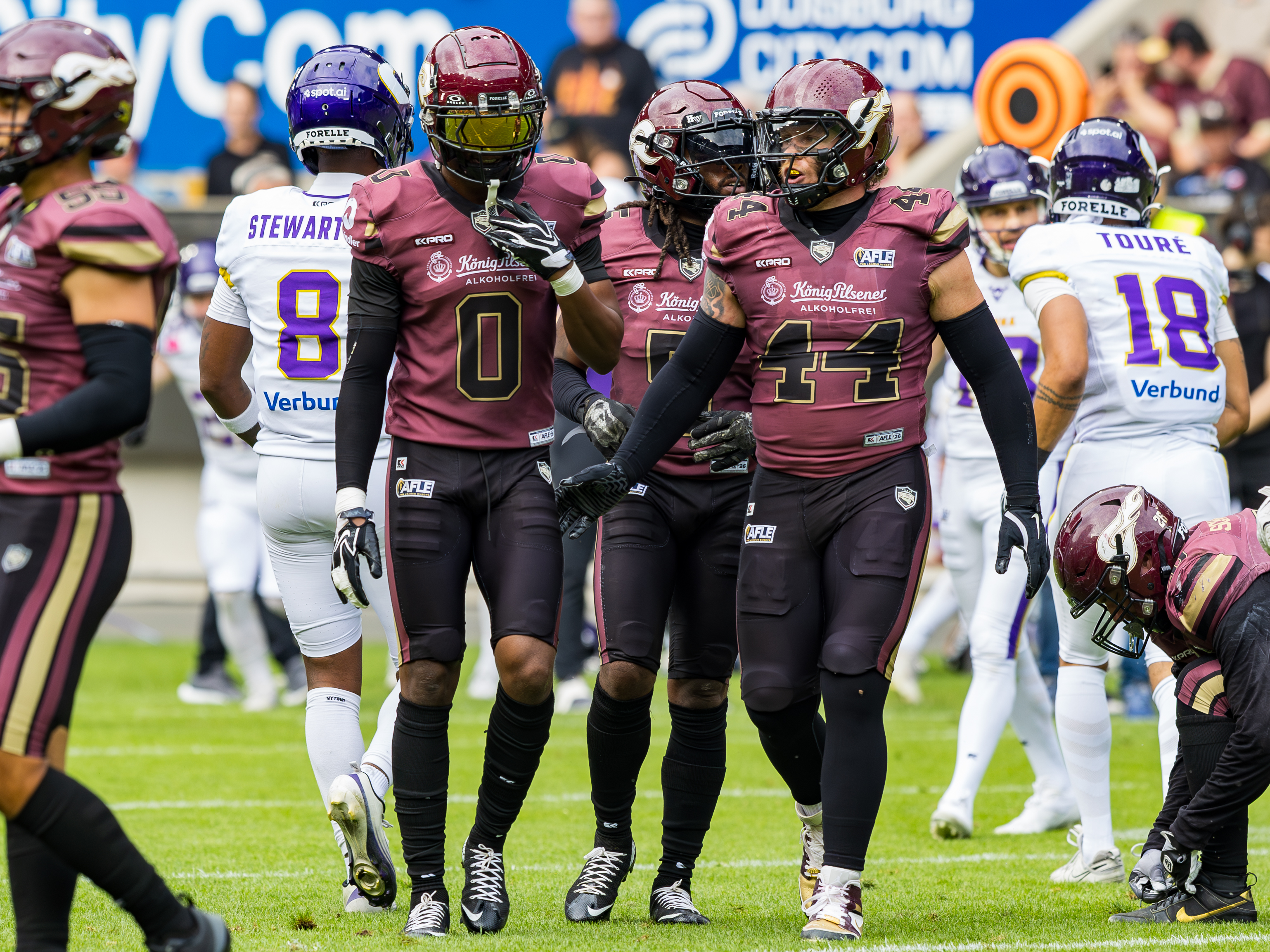 #44 Marius Kensy (Linebacker) – Rhein Fire talk to #0 Christian Matthew (Defensive Back) – Rhein Fire