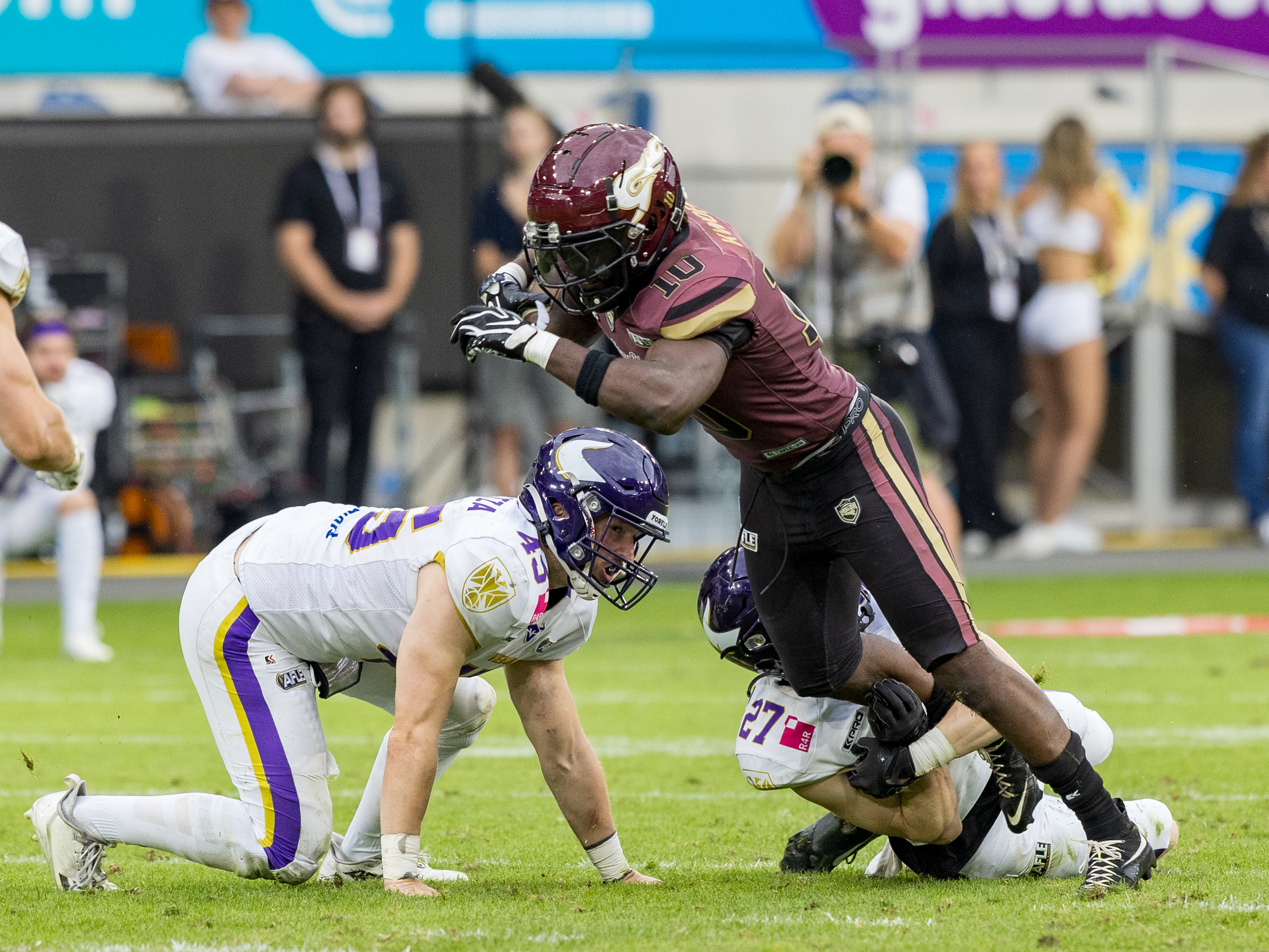 #27 Nikolaus Huszar (Cornerback) – Vienna Vikings tackle #10 Harlan Kwofie (Wide Receiver) – Rhein Fire