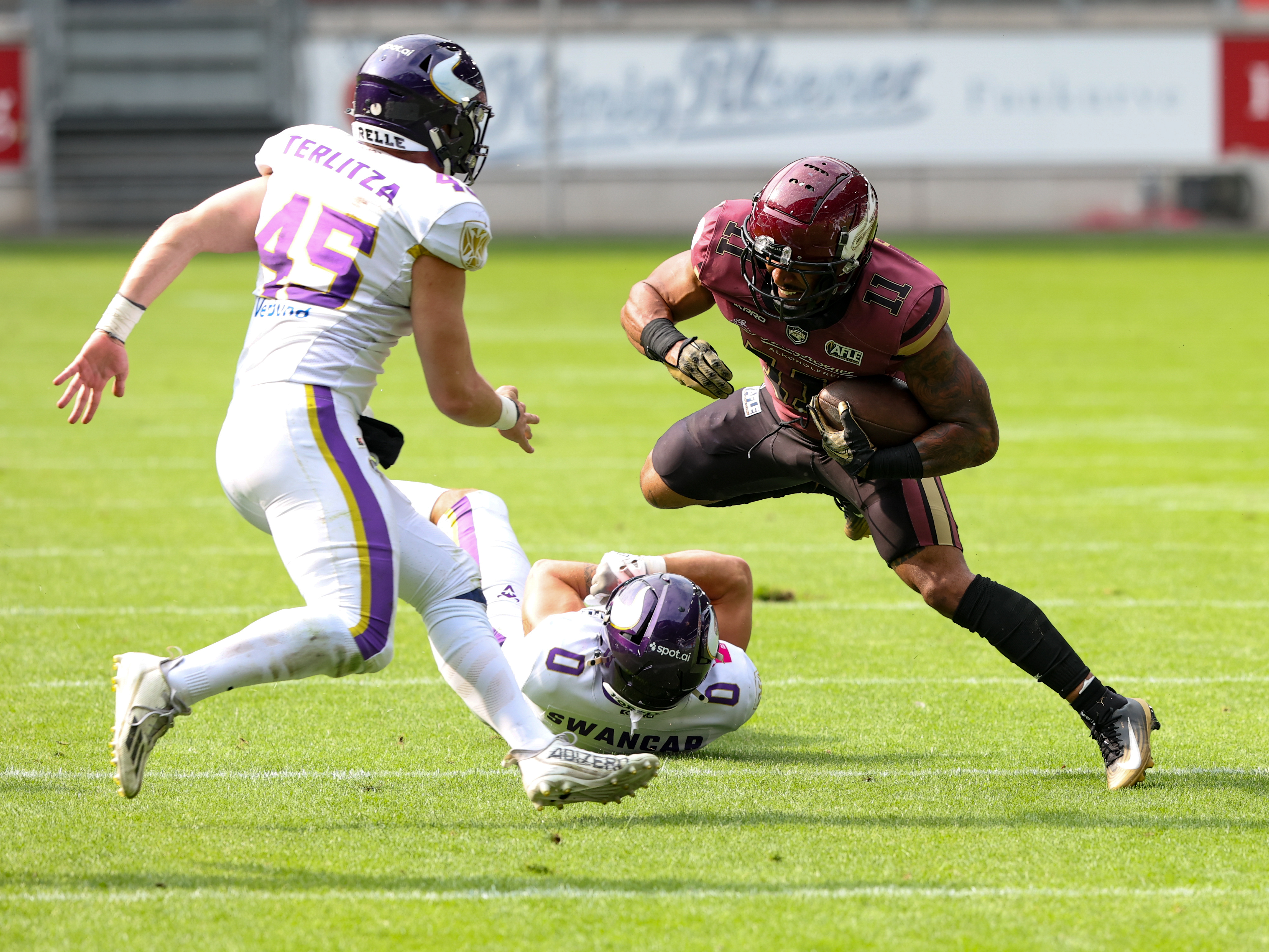 #0 Noel Swancar (Linebacker) – Vienna Vikings miss tackle from #11 Jonathan Scott (Halfback) – Rhein Fire