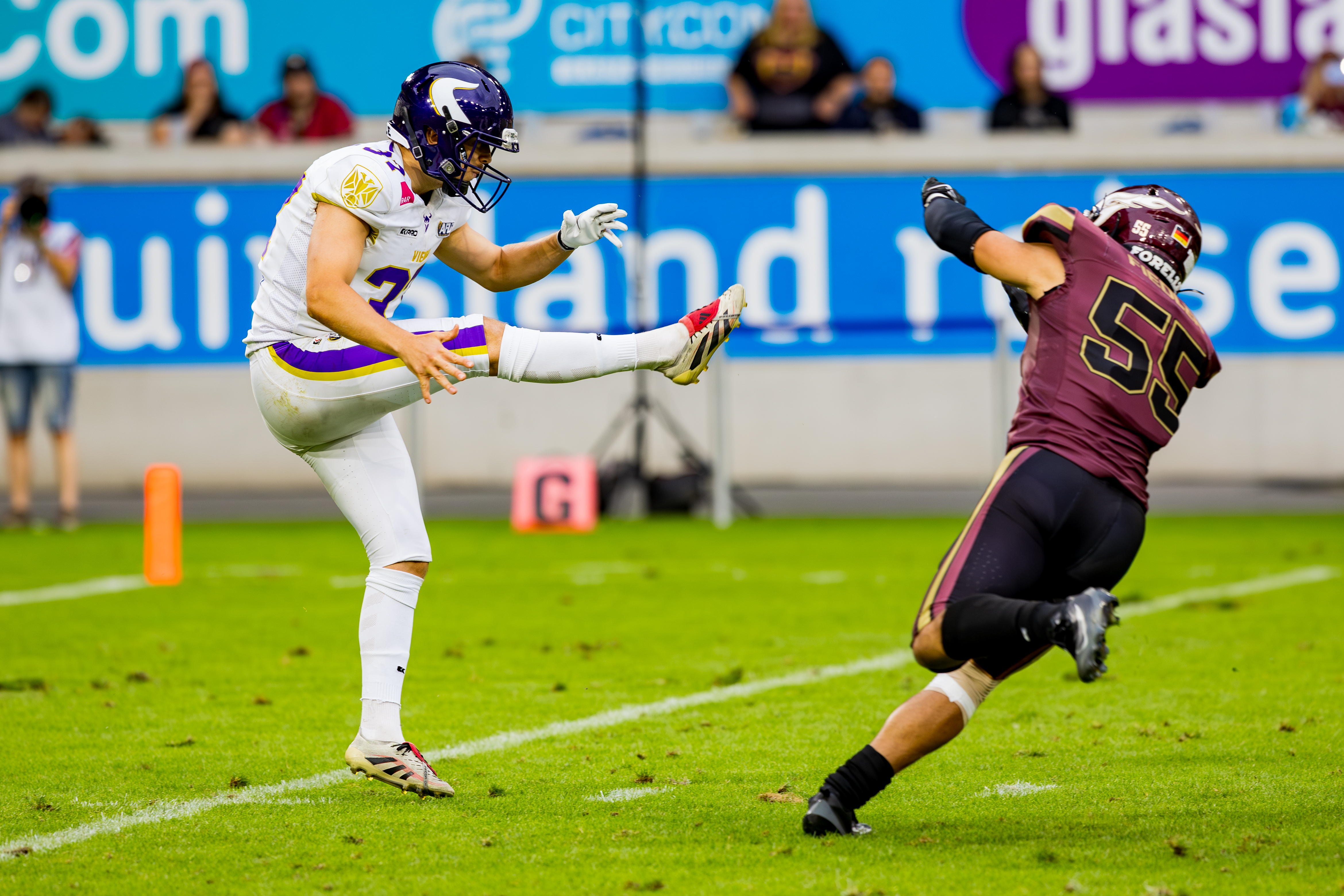 #37 Philipp Klar (Kicker) – Vienna Vikings at a punt. #55 Luis Fiedler (Linebacker) – Rhein Fire miss the Block