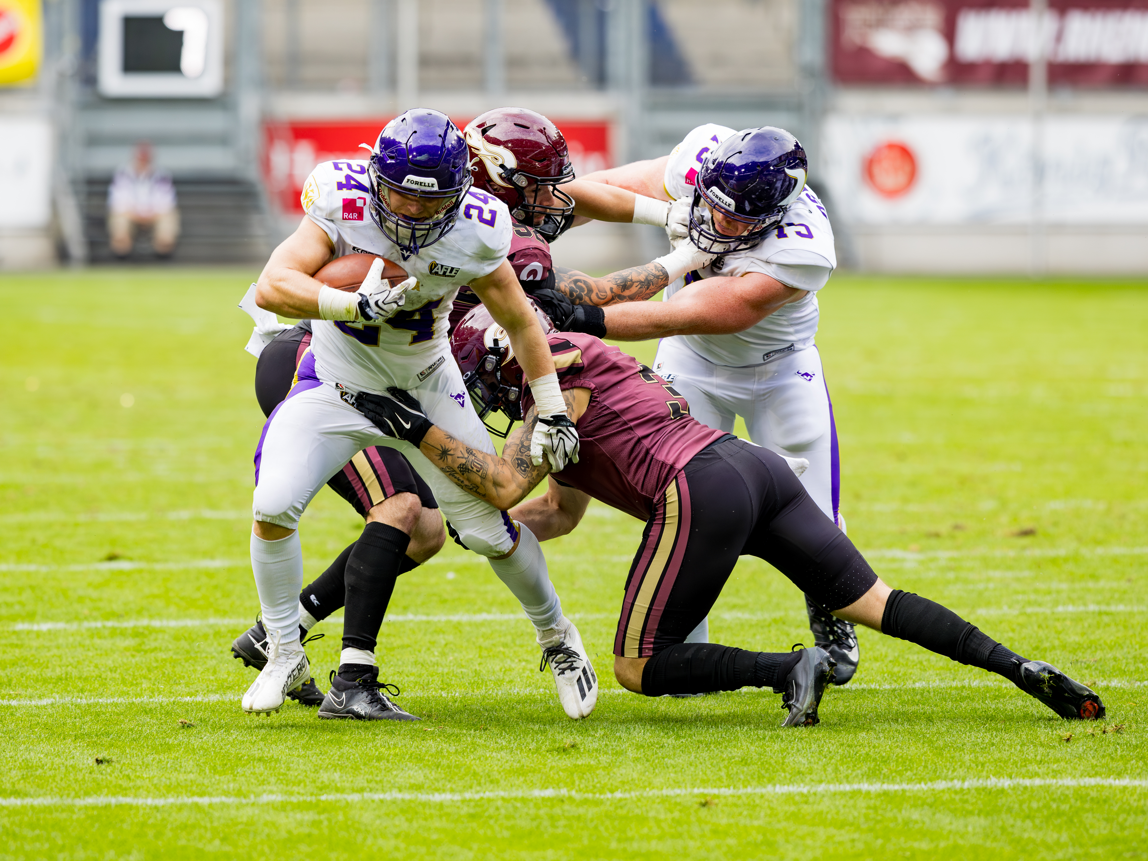 #3 Lennart Weitz (Linebacker) – Rhein Fire tackle #24 Karri Pajarinen (Running Back) – Vienna Vikings